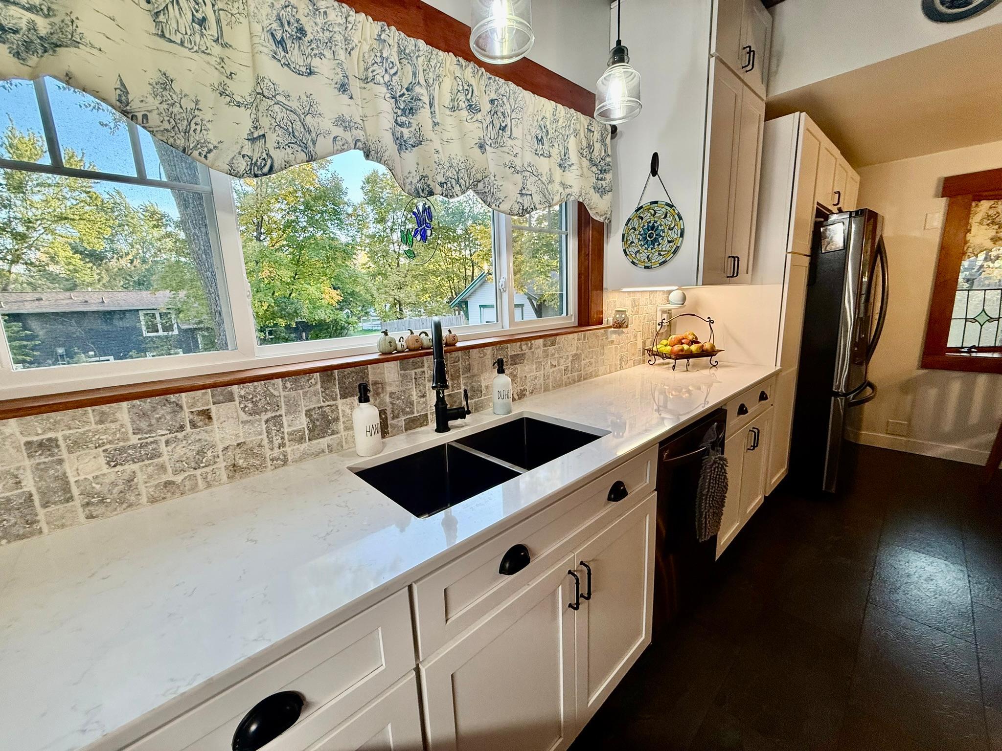 1920 single family home for sale at 3308 N Nokomis NE in Alexandria, MN — 4 bed, 4 bath (photo 24 of 91)