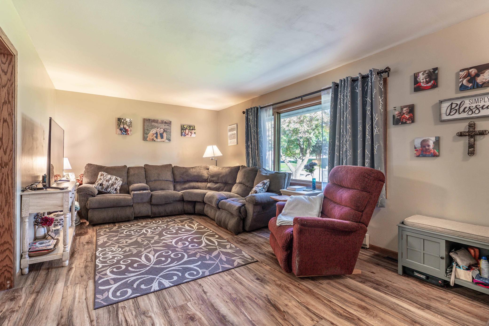 1956 single family home for sale at 412 E Everett Avenue in Fergus Falls, MN — 4 bed, 2 bath (photo 5 of 42)