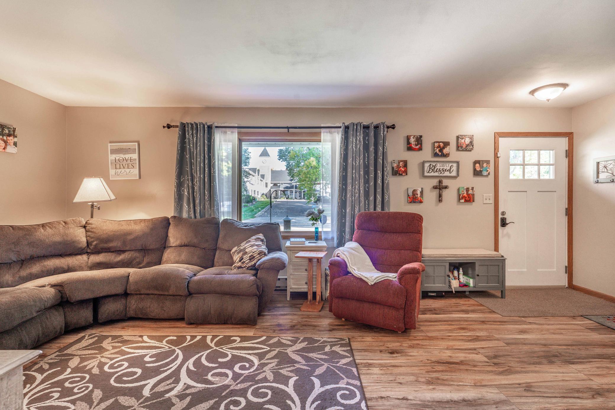 1956 single family home for sale at 412 E Everett Avenue in Fergus Falls, MN — 4 bed, 2 bath (photo 6 of 42)