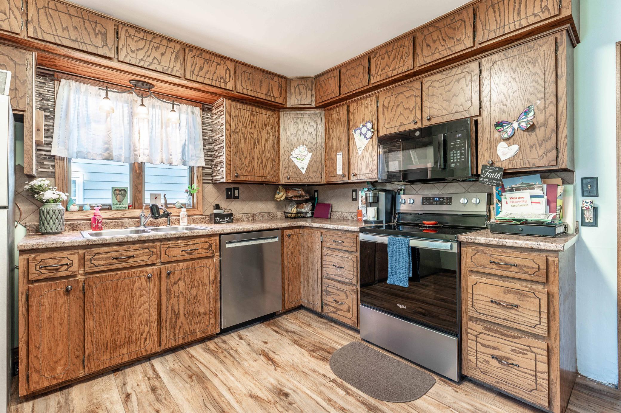 1956 single family home for sale at 412 E Everett Avenue in Fergus Falls, MN — 4 bed, 2 bath (photo 9 of 42)