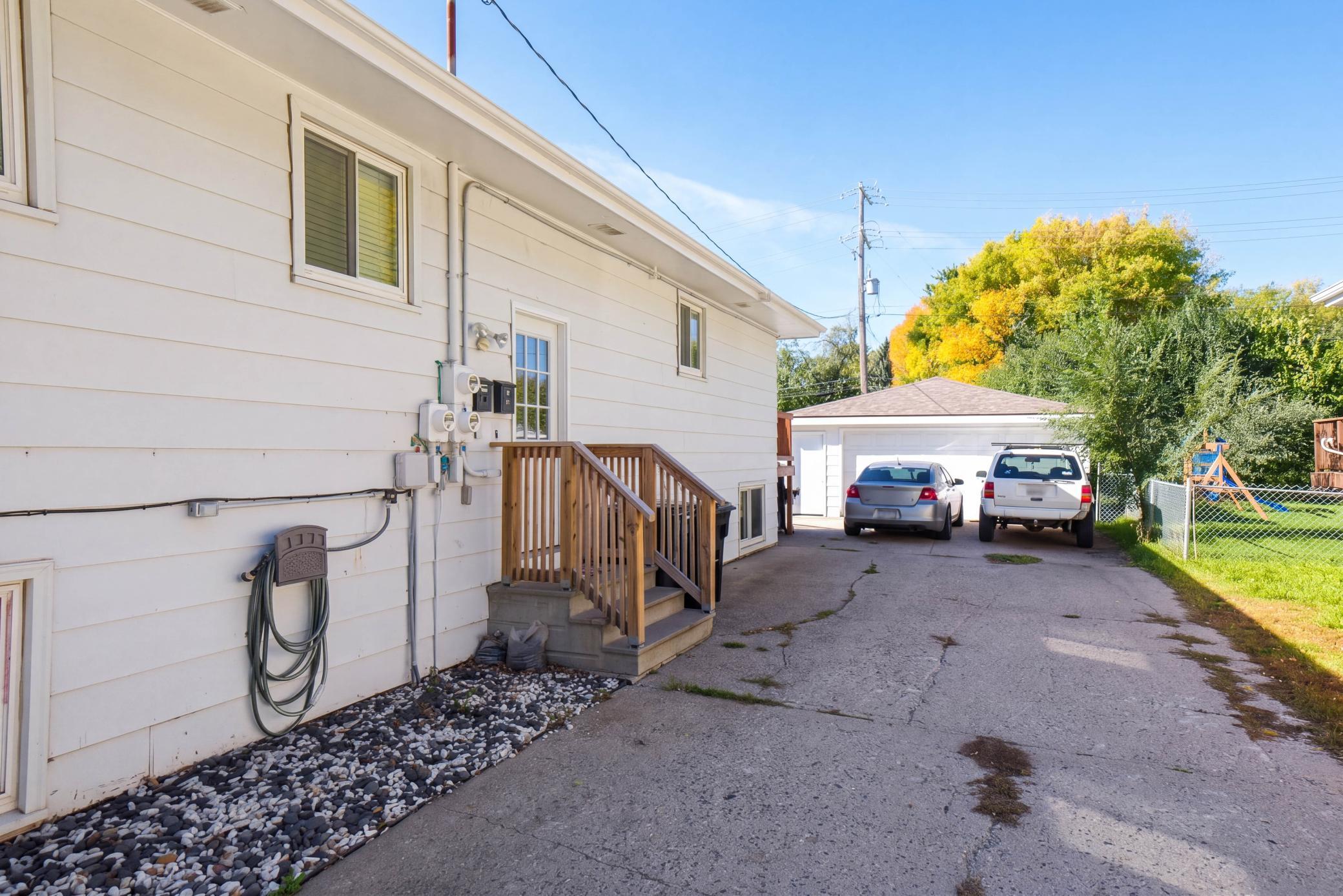 1972 duplex for sale at 1309 16 1/2 Street S in Fargo, ND — 5 bed, 2 bath (photo 2 of 24)