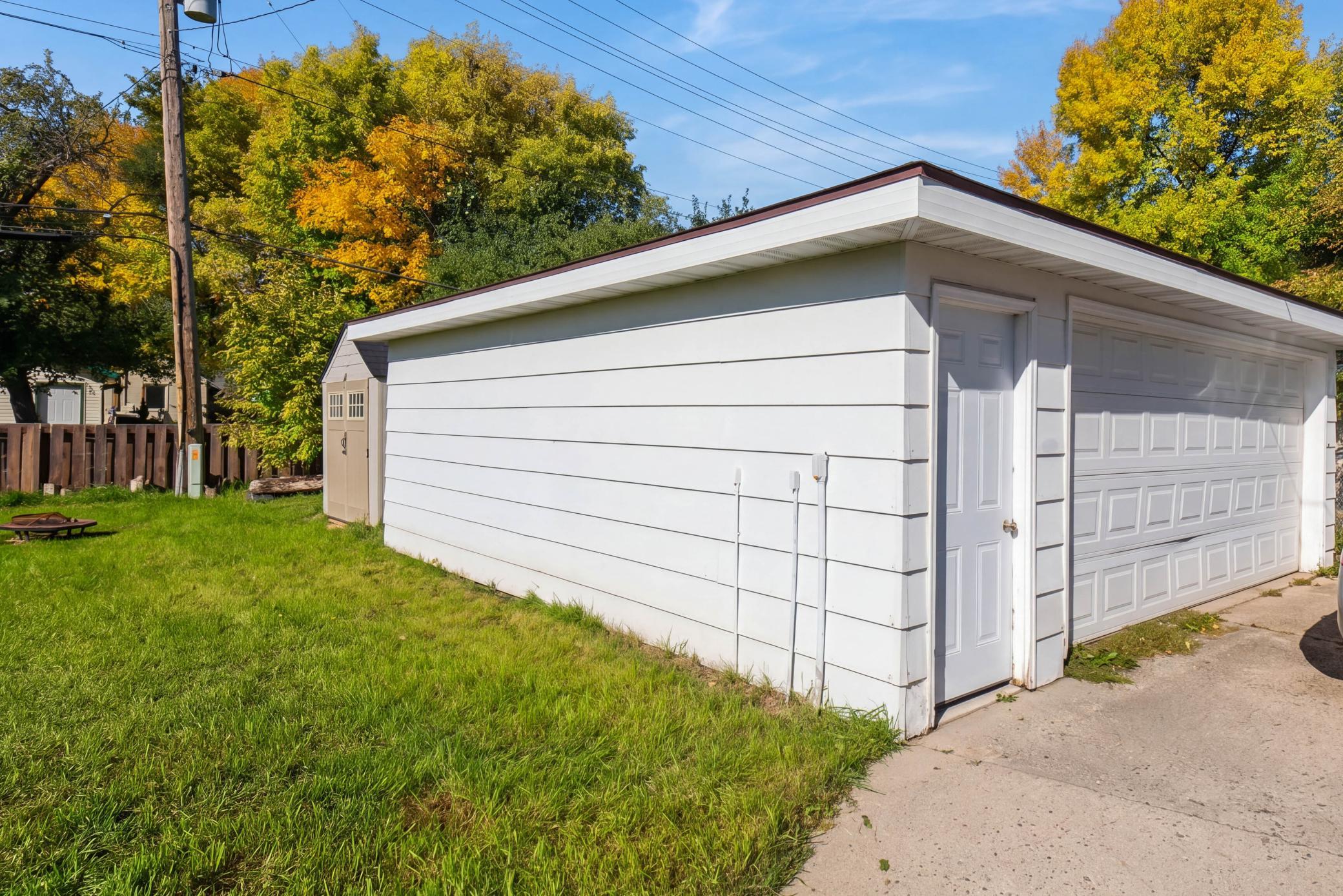1972 duplex for sale at 1309 16 1/2 Street S in Fargo, ND — 5 bed, 2 bath (photo 3 of 24)