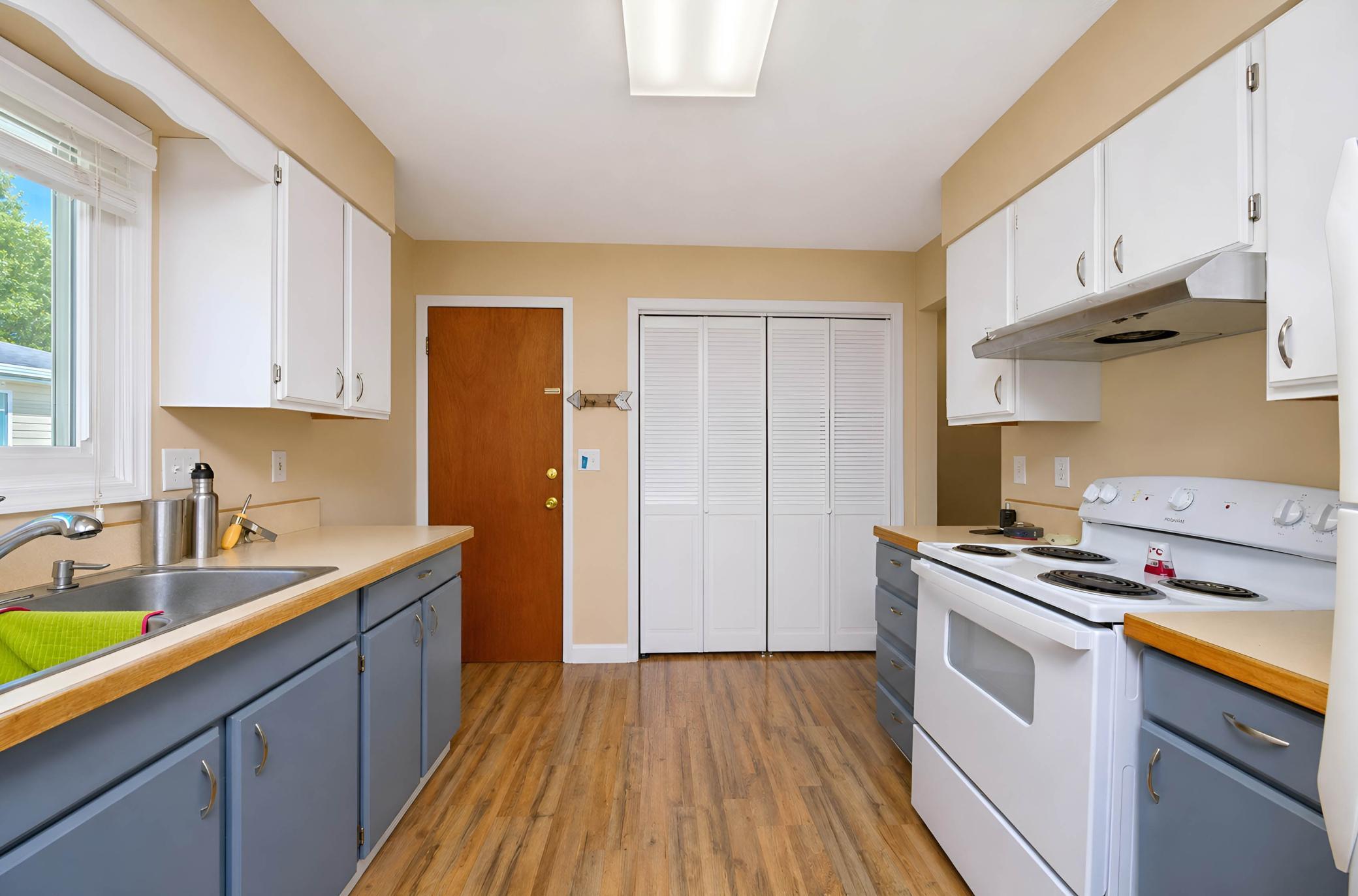 1972 duplex for sale at 1309 16 1/2 Street S in Fargo, ND — 5 bed, 2 bath (photo 10 of 24)