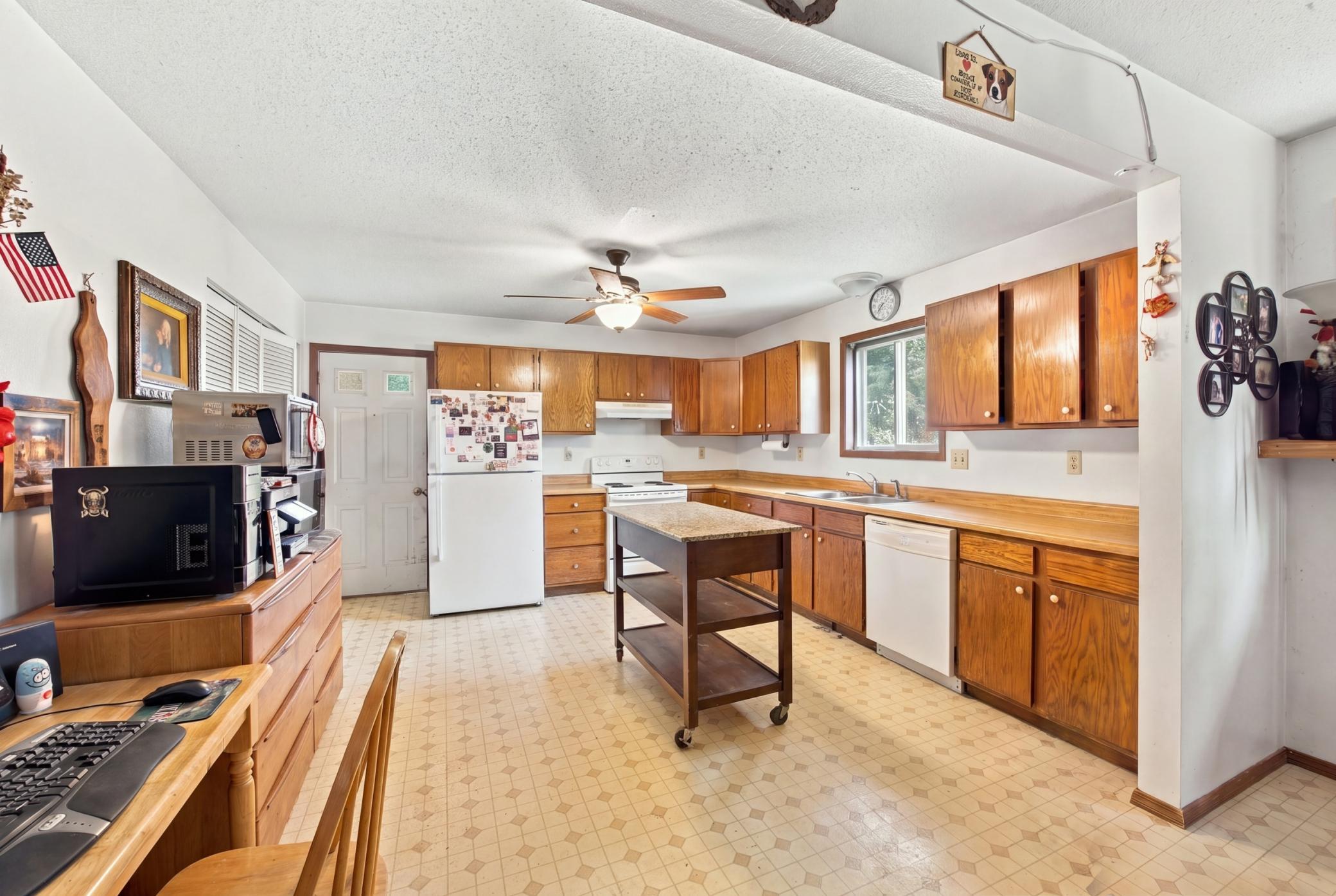 1986 duplex for sale at 2203 30 1/2 Avenue S in Fargo, ND — 6 bed, 2 bath (photo 12 of 16)