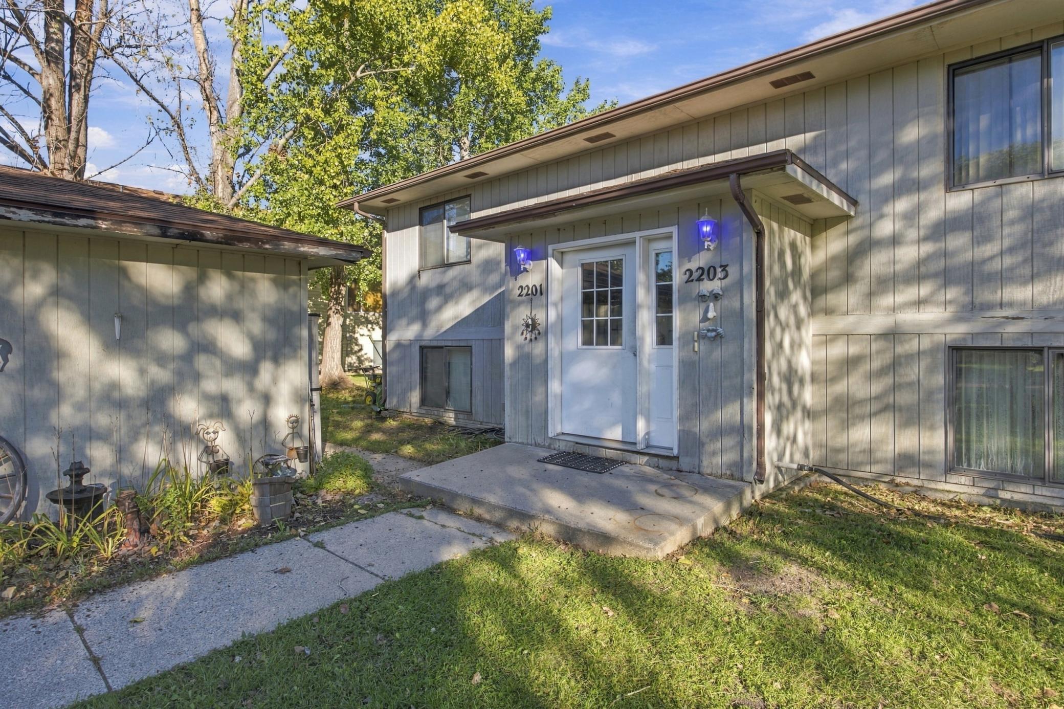 1986 duplex for sale at 2203 30 1/2 Avenue S in Fargo, ND — 6 bed, 2 bath (photo 3 of 16)