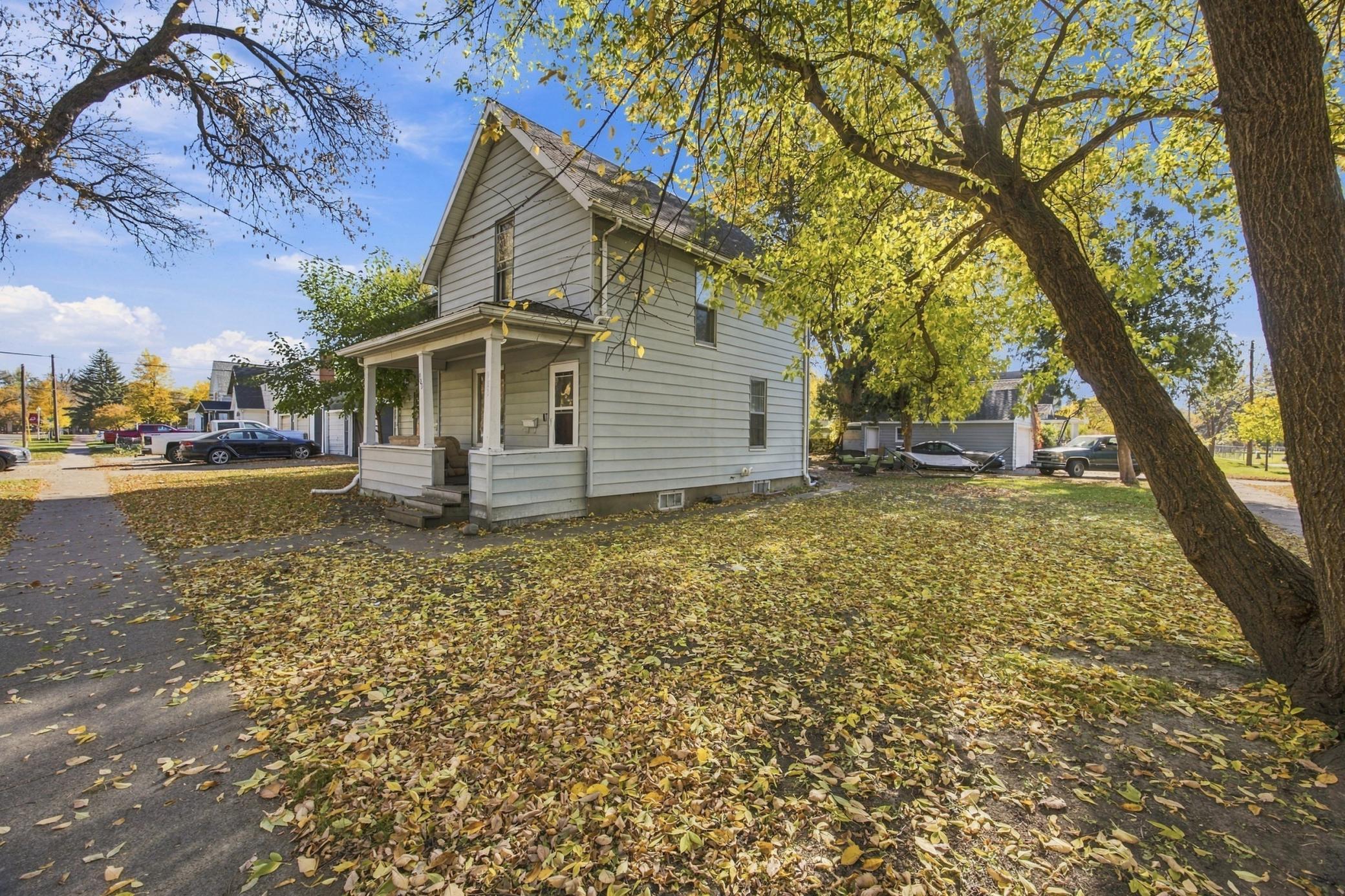 1897 single family home for sale at 903 7th Avenue S in Moorhead, MN — 5 bed, 2 bath (photo 2 of 28)