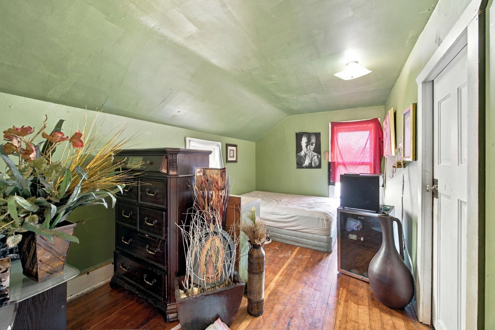 1897 single family home for sale at 903 7th Avenue S in Moorhead, MN — 5 bed, 2 bath (photo 11 of 28)
