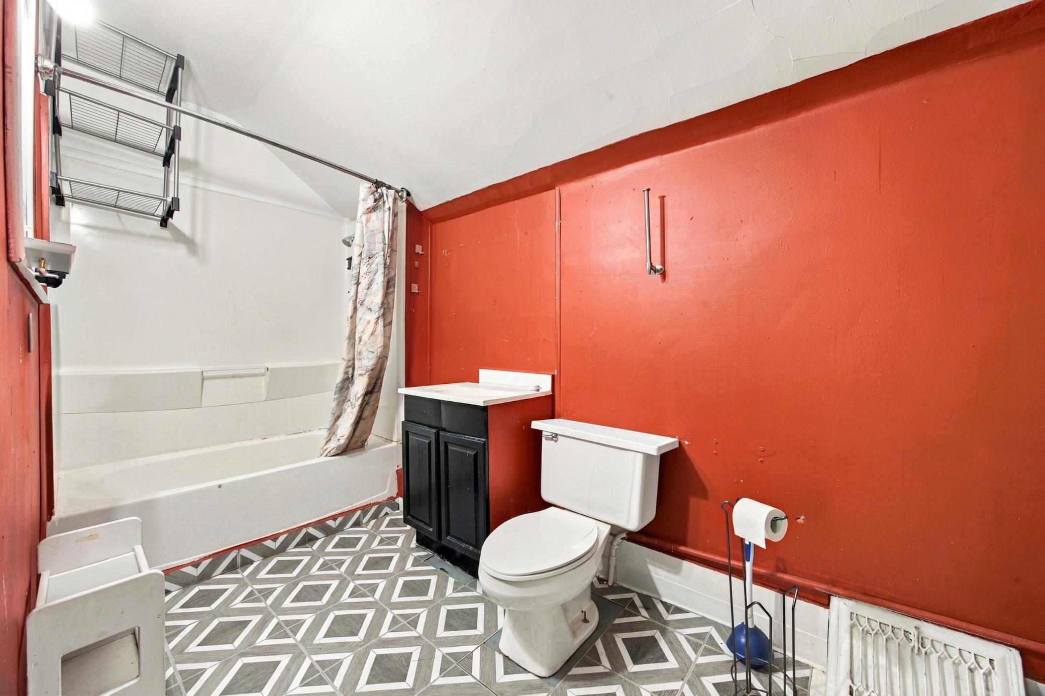 1897 single family home for sale at 903 7th Avenue S in Moorhead, MN — 5 bed, 2 bath (photo 12 of 28)
