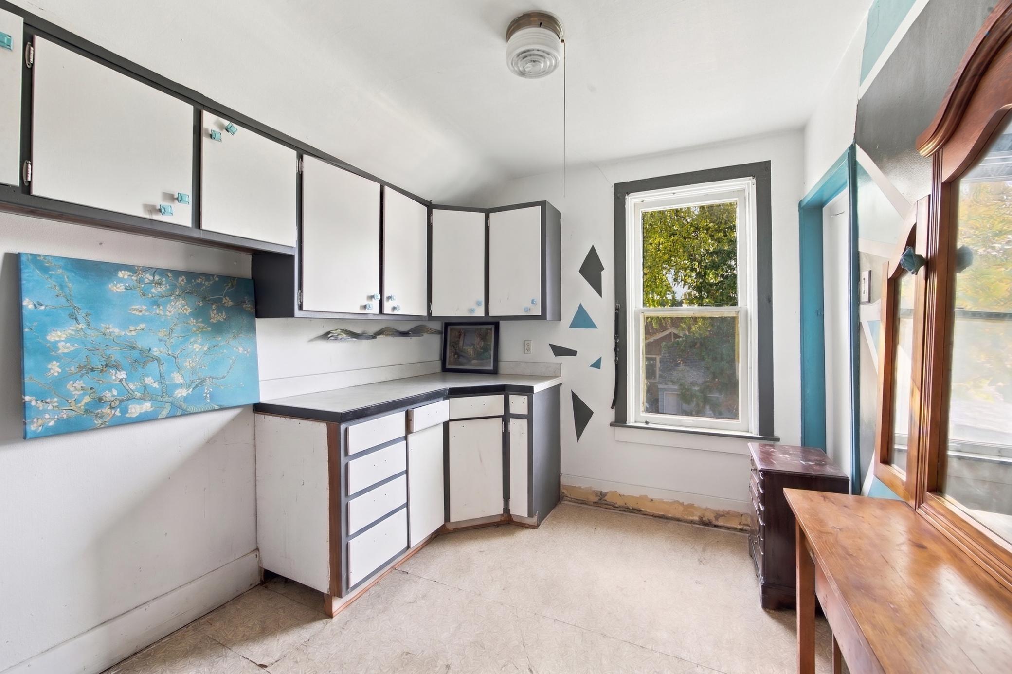 1897 single family home for sale at 903 7th Avenue S in Moorhead, MN — 5 bed, 2 bath (photo 15 of 28)