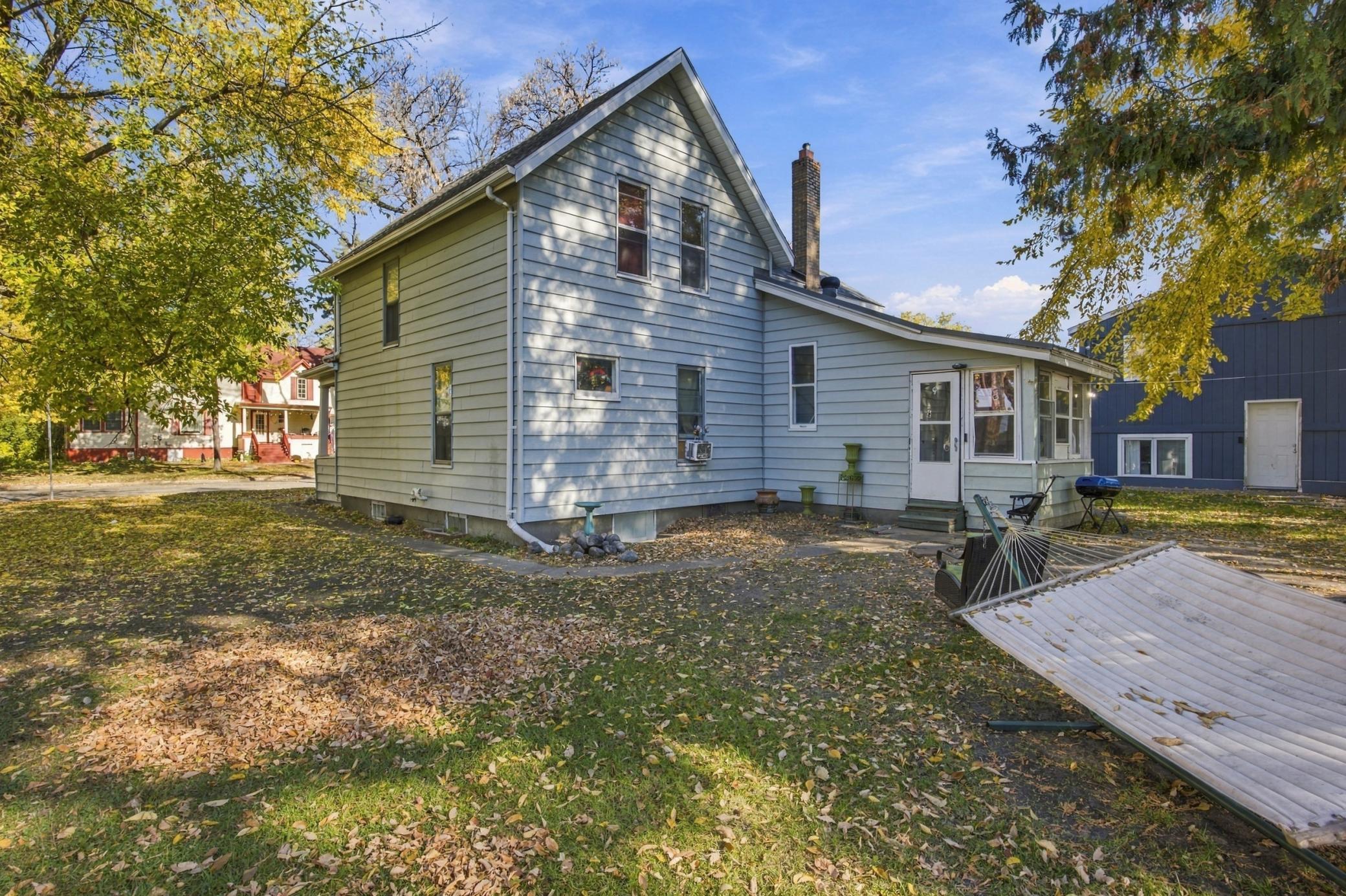 1897 single family home for sale at 903 7th Avenue S in Moorhead, MN — 5 bed, 2 bath (photo 17 of 28)