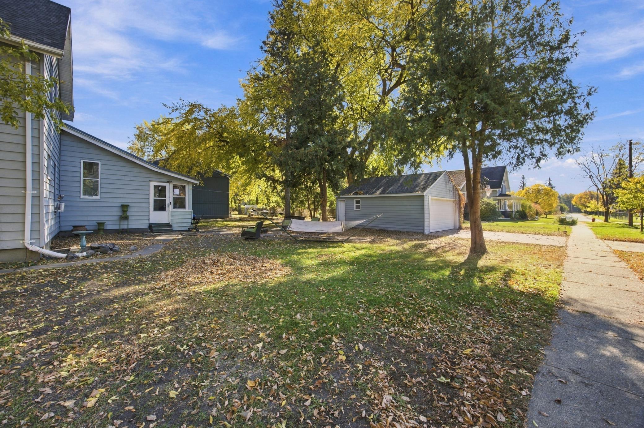 1897 single family home for sale at 903 7th Avenue S in Moorhead, MN — 5 bed, 2 bath (photo 18 of 28)