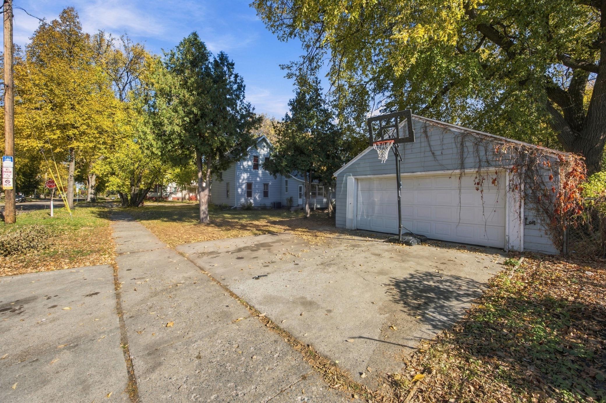 1897 single family home for sale at 903 7th Avenue S in Moorhead, MN — 5 bed, 2 bath (photo 20 of 28)