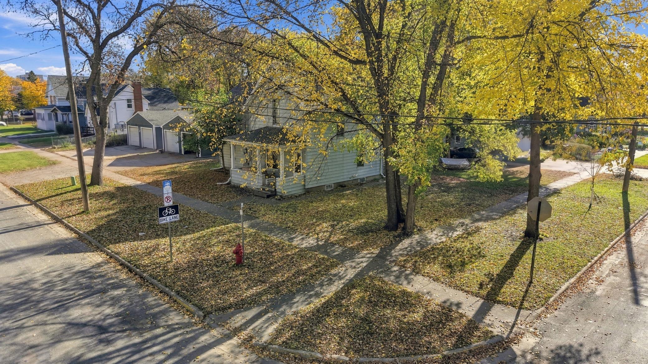 1897 single family home for sale at 903 7th Avenue S in Moorhead, MN — 5 bed, 2 bath (photo 21 of 28)