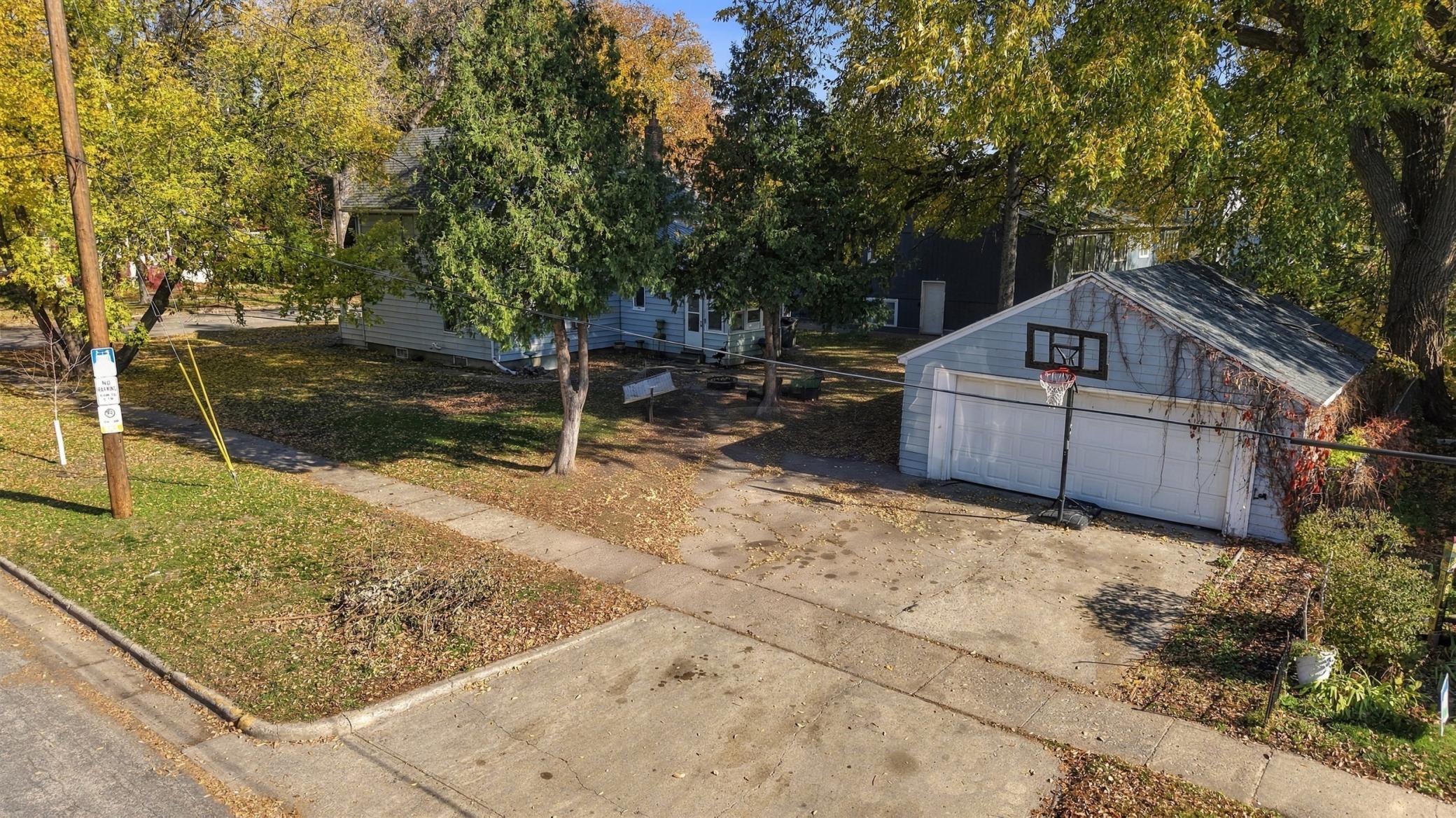 1897 single family home for sale at 903 7th Avenue S in Moorhead, MN — 5 bed, 2 bath (photo 22 of 28)