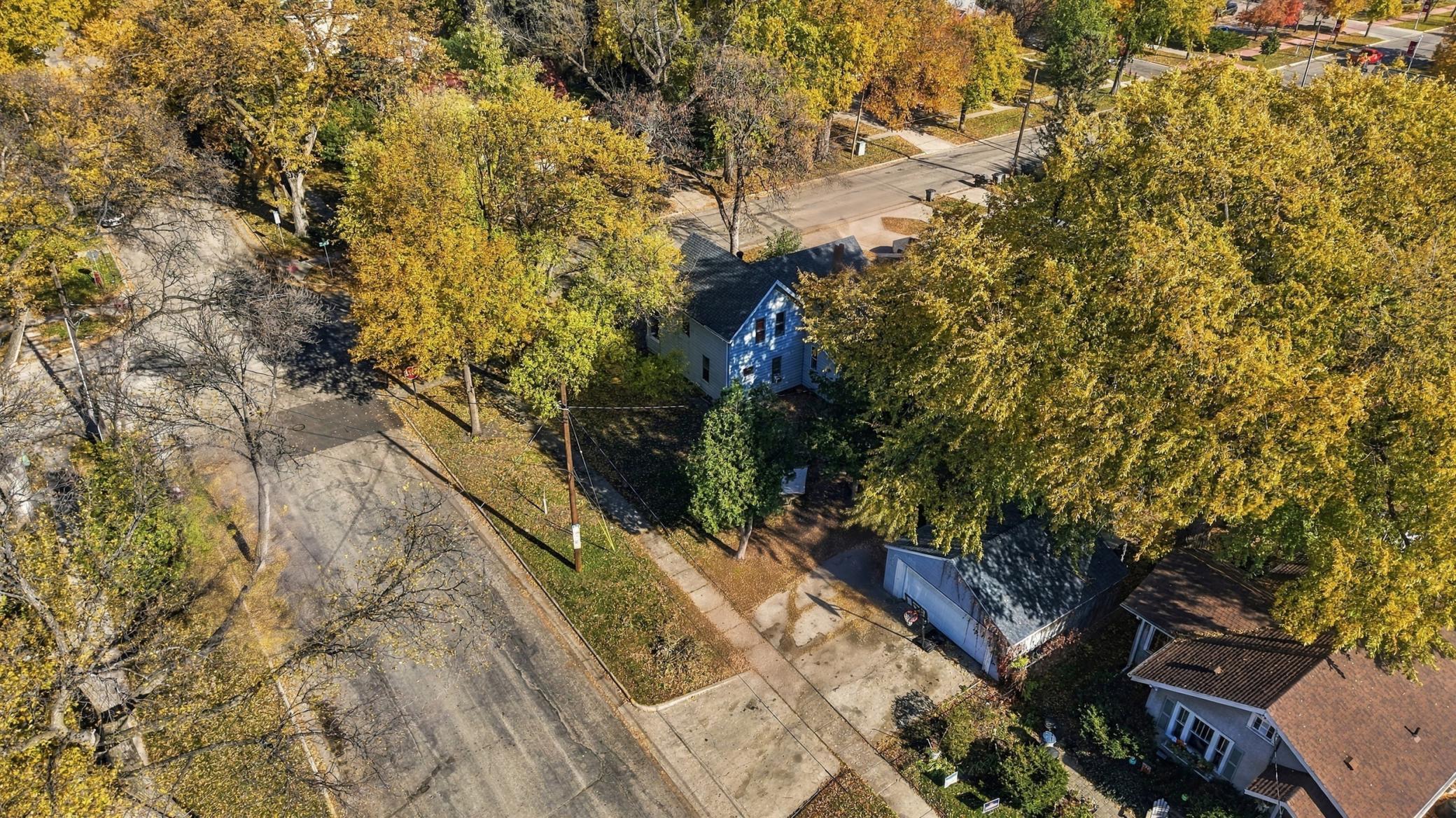 1897 single family home for sale at 903 7th Avenue S in Moorhead, MN — 5 bed, 2 bath (photo 24 of 28)