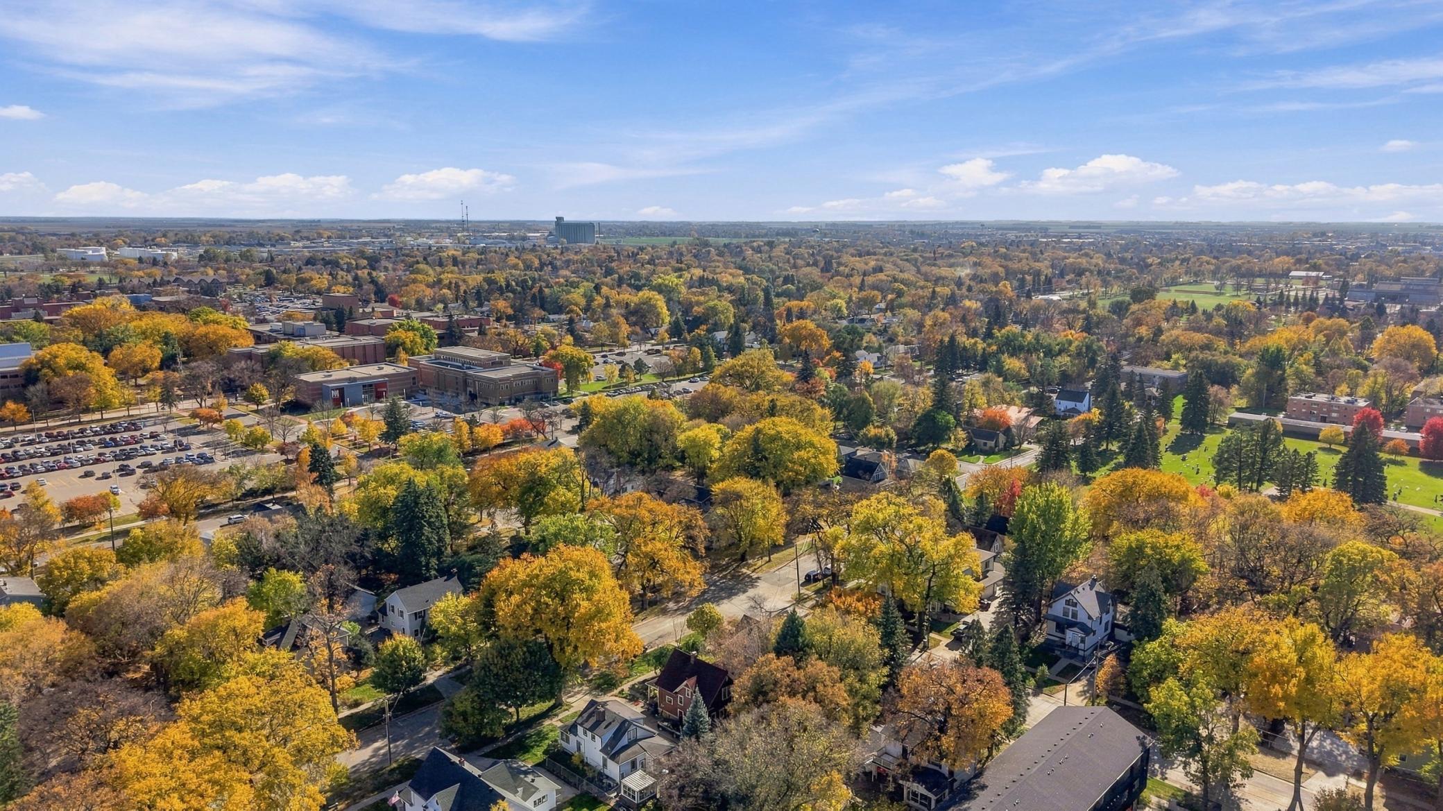 1897 single family home for sale at 903 7th Avenue S in Moorhead, MN — 5 bed, 2 bath (photo 26 of 28)