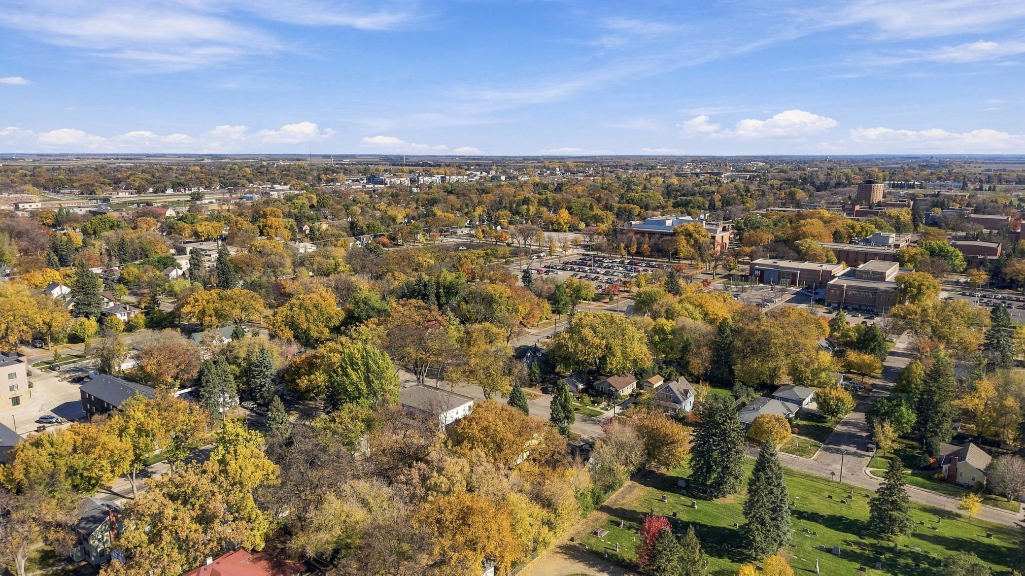 1897 single family home for sale at 903 7th Avenue S in Moorhead, MN — 5 bed, 2 bath (photo 27 of 28)