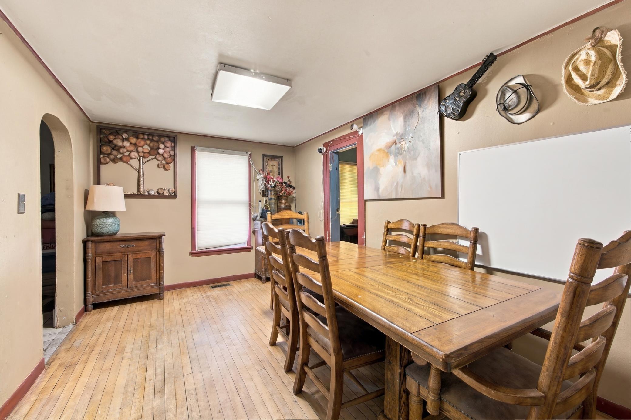 1897 single family home for sale at 903 7th Avenue S in Moorhead, MN — 5 bed, 2 bath (photo 7 of 28)
