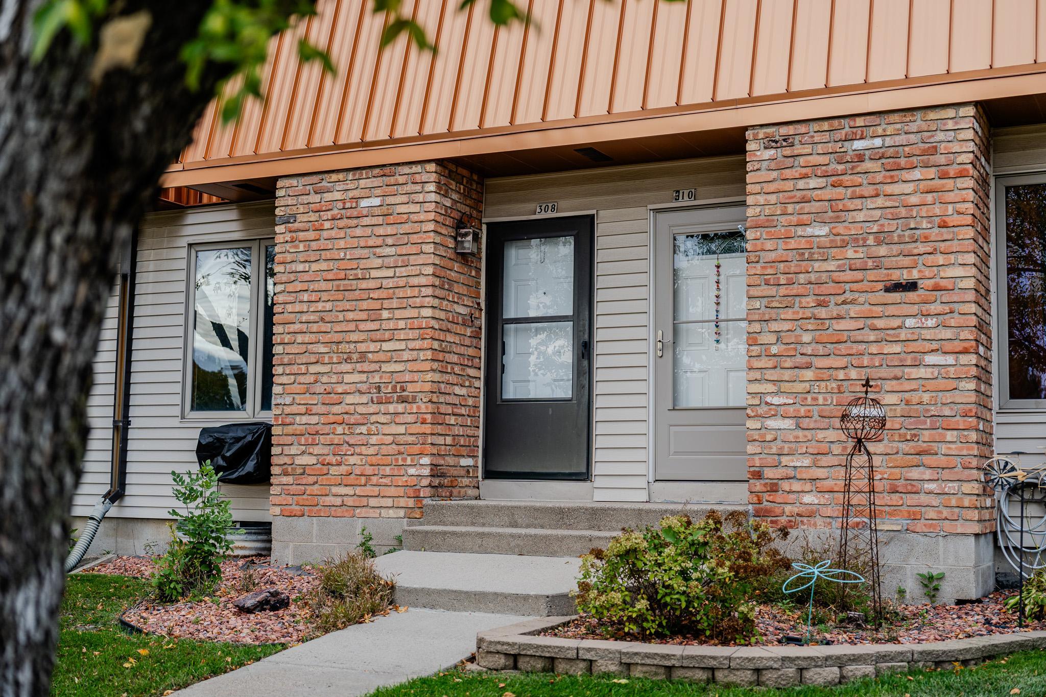 1977 condo for sale at 308 13th Avenue E in West Fargo, ND — 2 bed, 2 bath (photo 3 of 32)