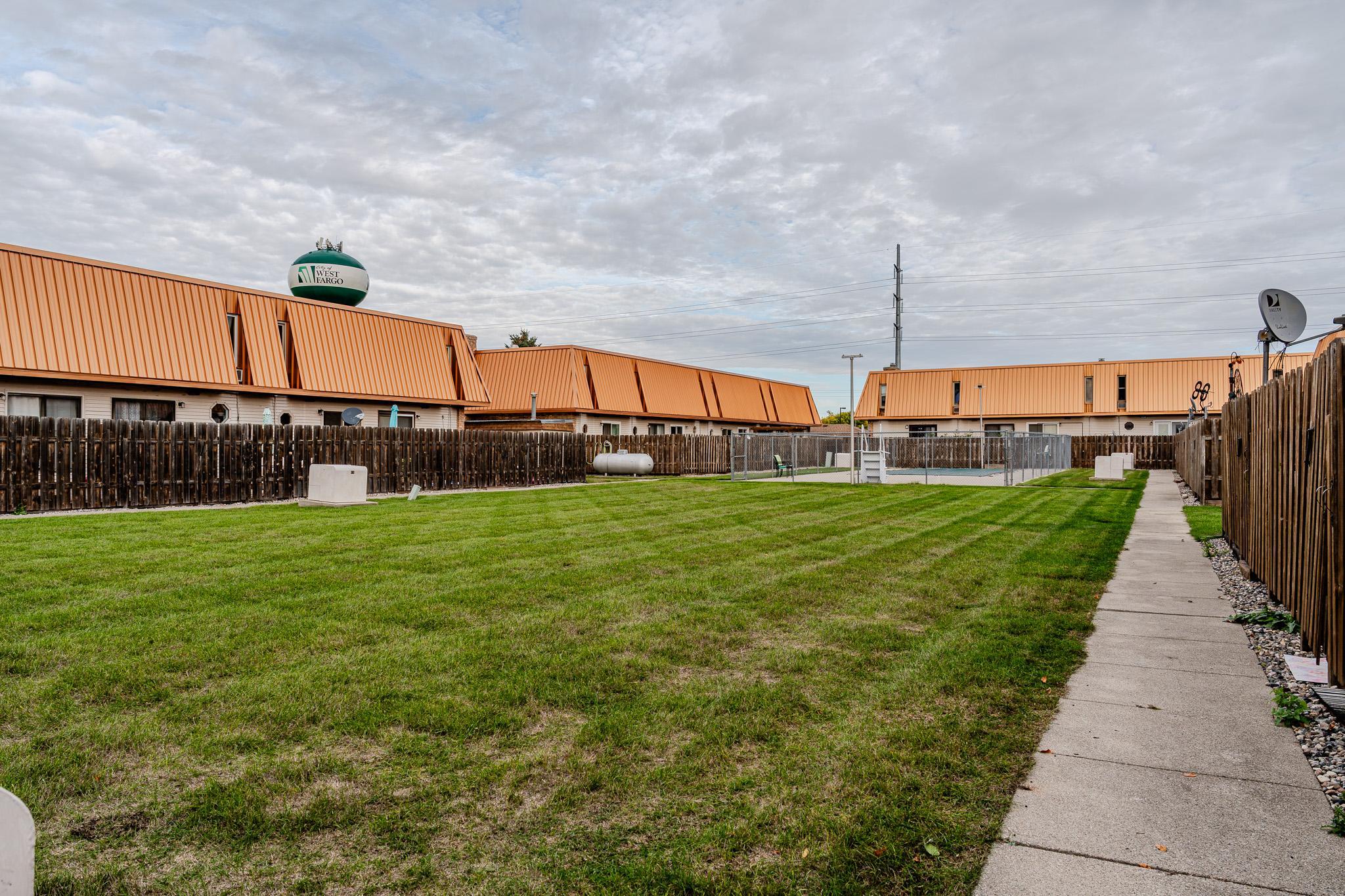 1977 condo for sale at 308 13th Avenue E in West Fargo, ND — 2 bed, 2 bath (photo 25 of 32)