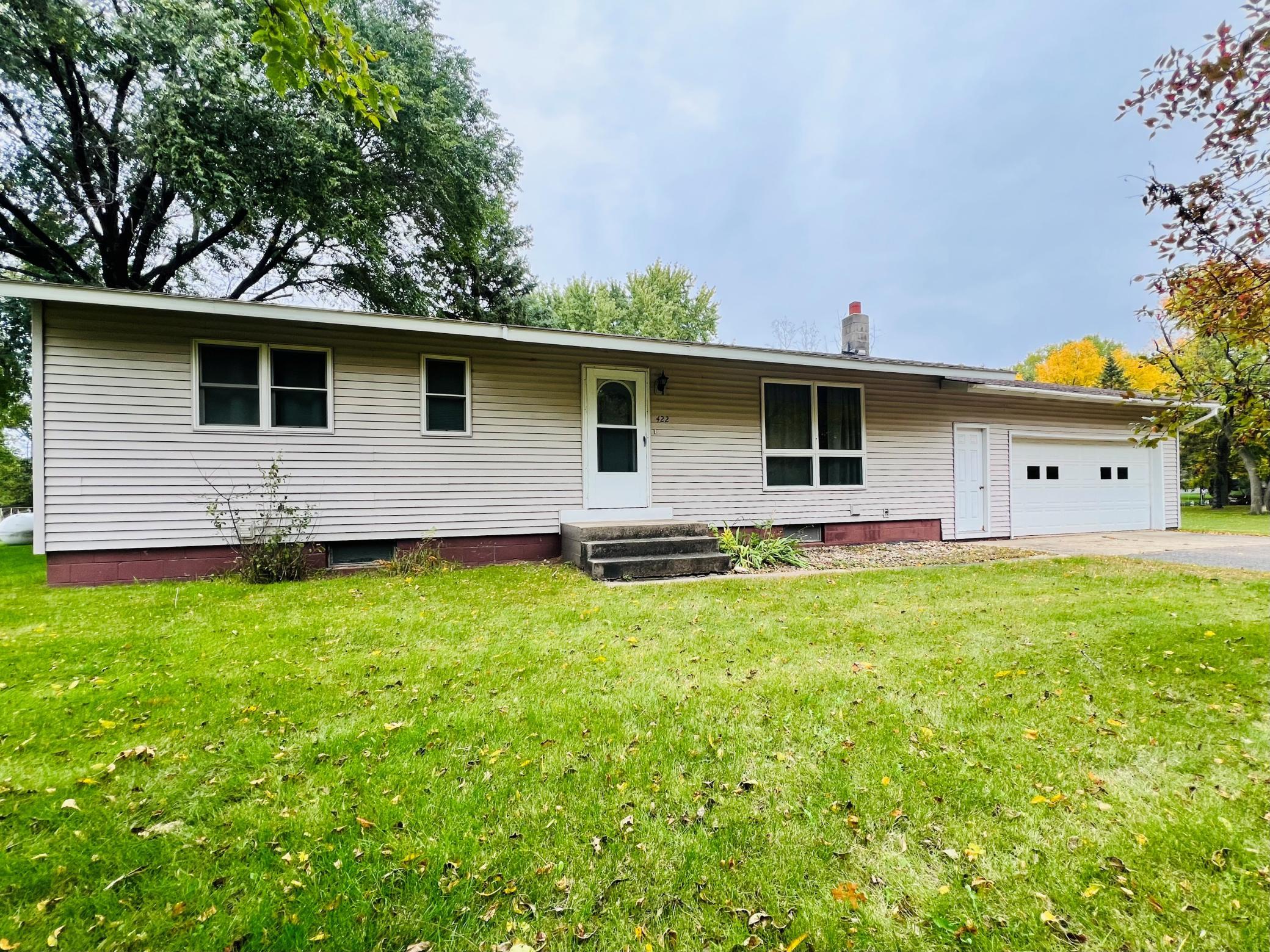 1978 single family home for sale at 422 E Oak Street in Parkers Prairie, MN — 3 bed, 2 bath (photo 2 of 21)
