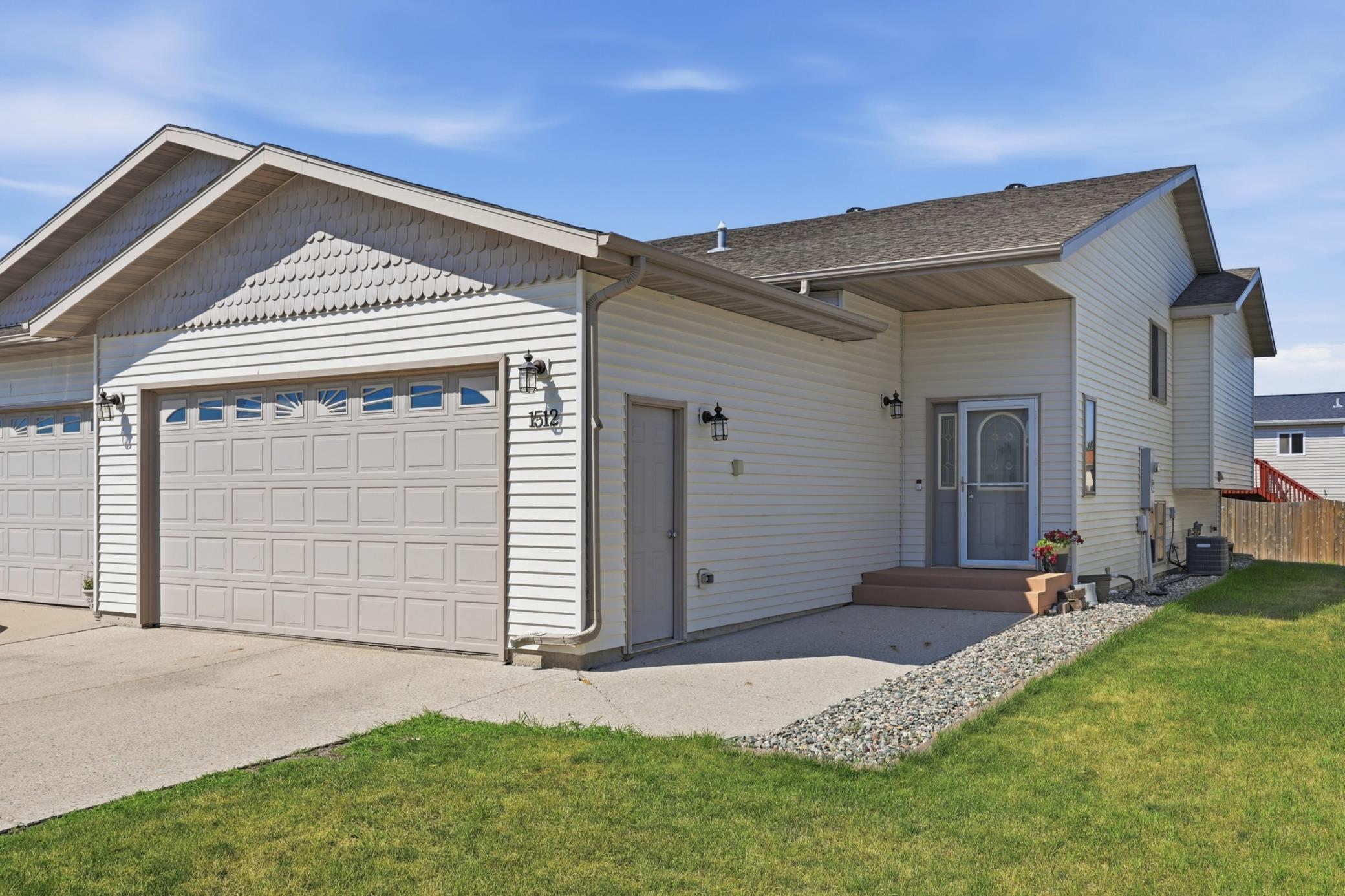 2004 twin home for sale at 1512 19th Avenue E in West Fargo, ND — 4 bed, 2 bath