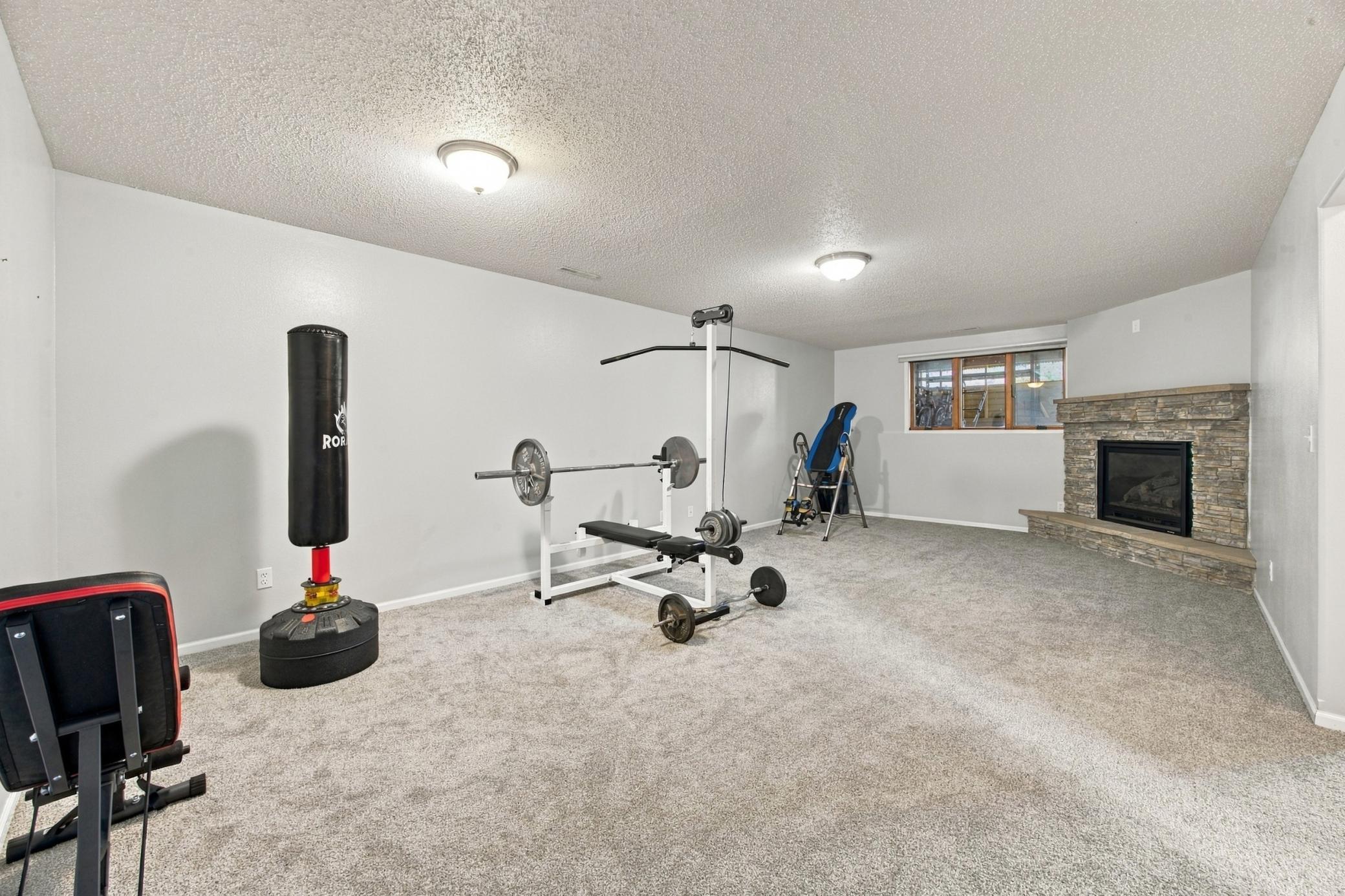 2004 twin home for sale at 1512 19th Avenue E in West Fargo, ND — 4 bed, 2 bath (photo 18 of 34)