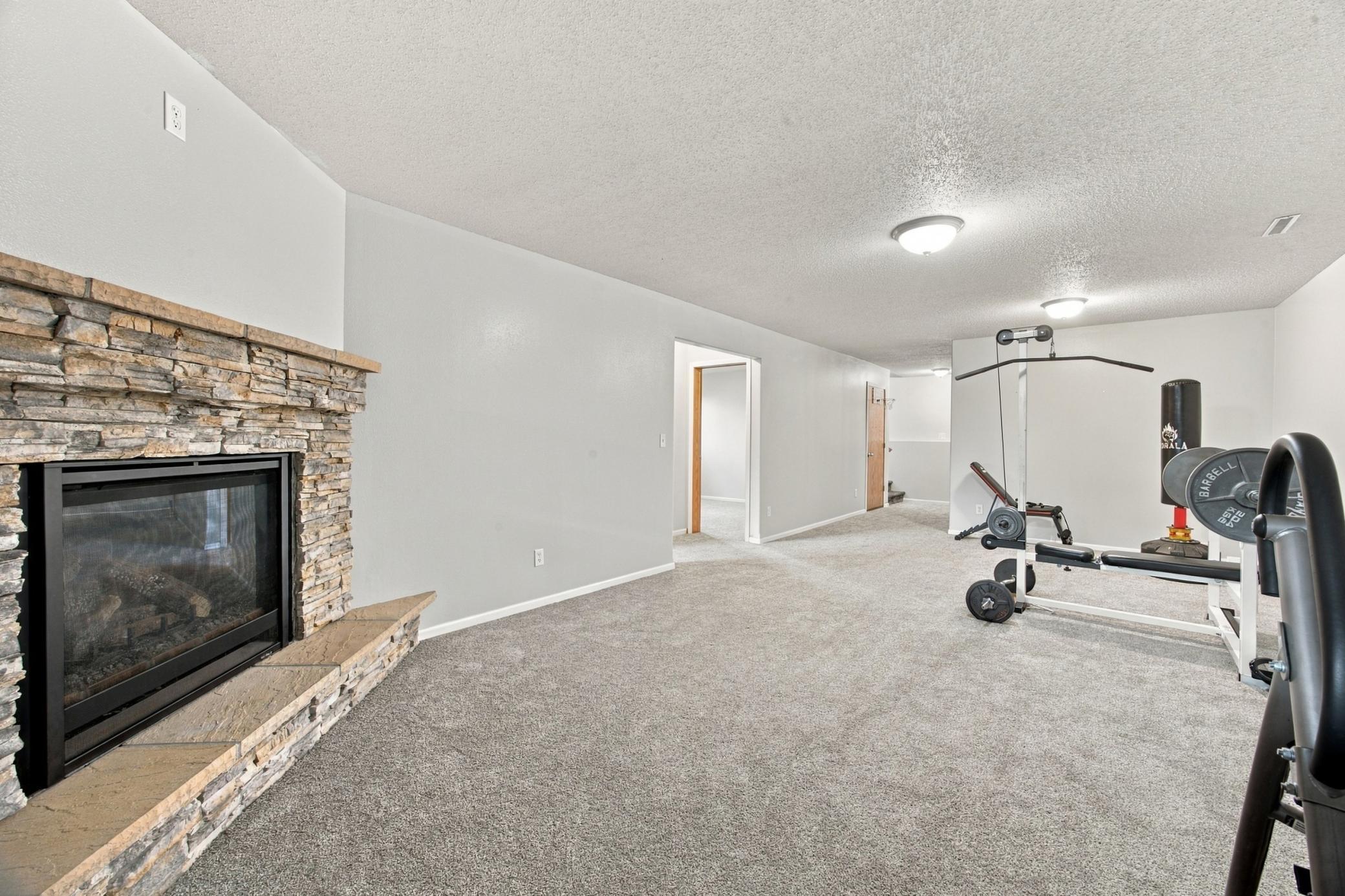 2004 twin home for sale at 1512 19th Avenue E in West Fargo, ND — 4 bed, 2 bath (photo 20 of 34)