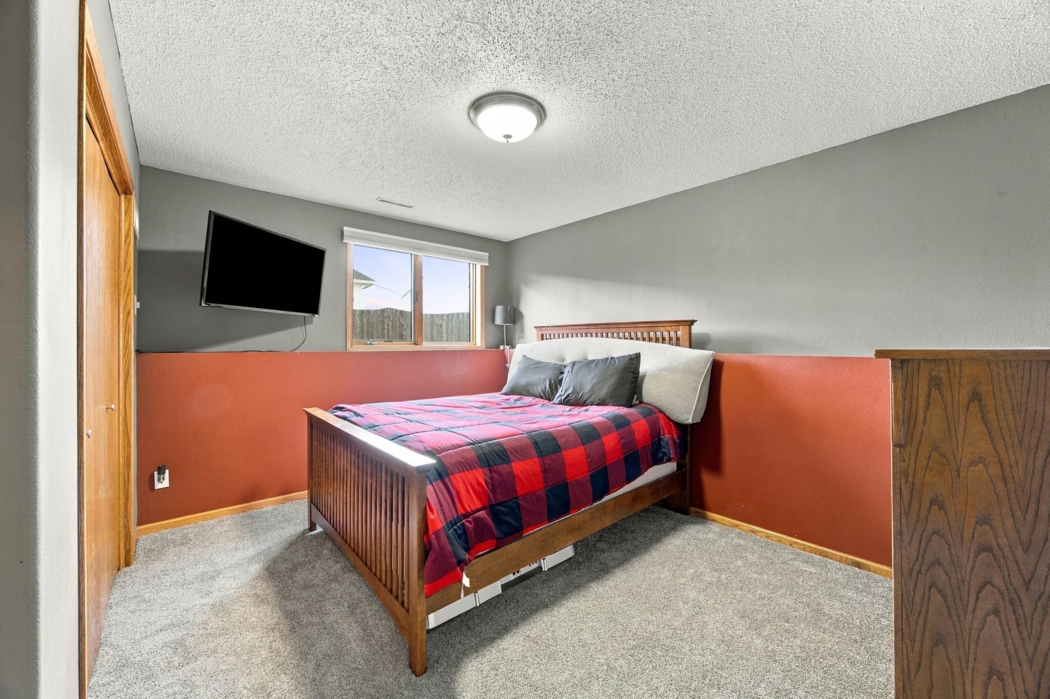 2004 twin home for sale at 1512 19th Avenue E in West Fargo, ND — 4 bed, 2 bath (photo 22 of 34)
