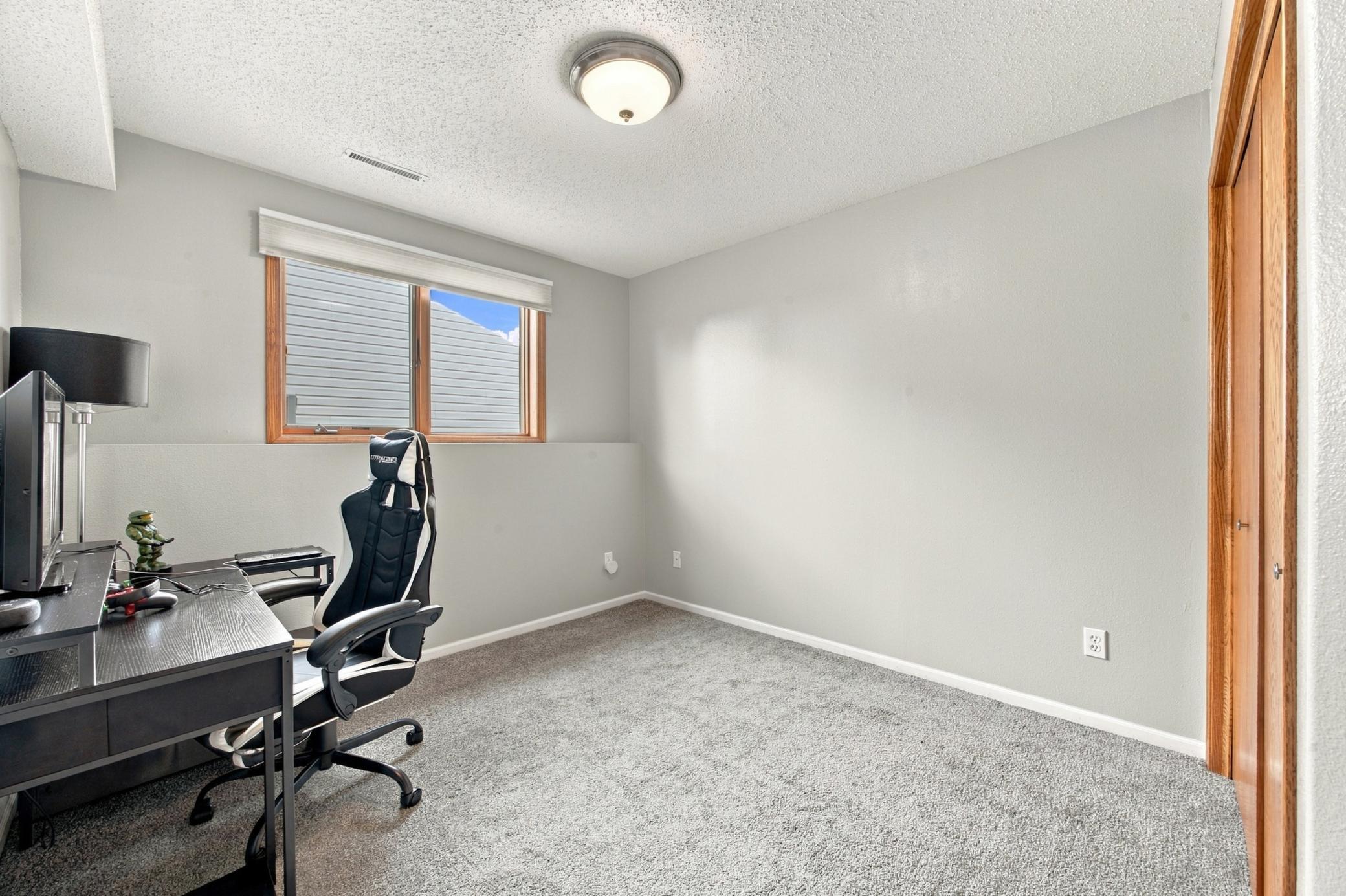 2004 twin home for sale at 1512 19th Avenue E in West Fargo, ND — 4 bed, 2 bath (photo 24 of 34)