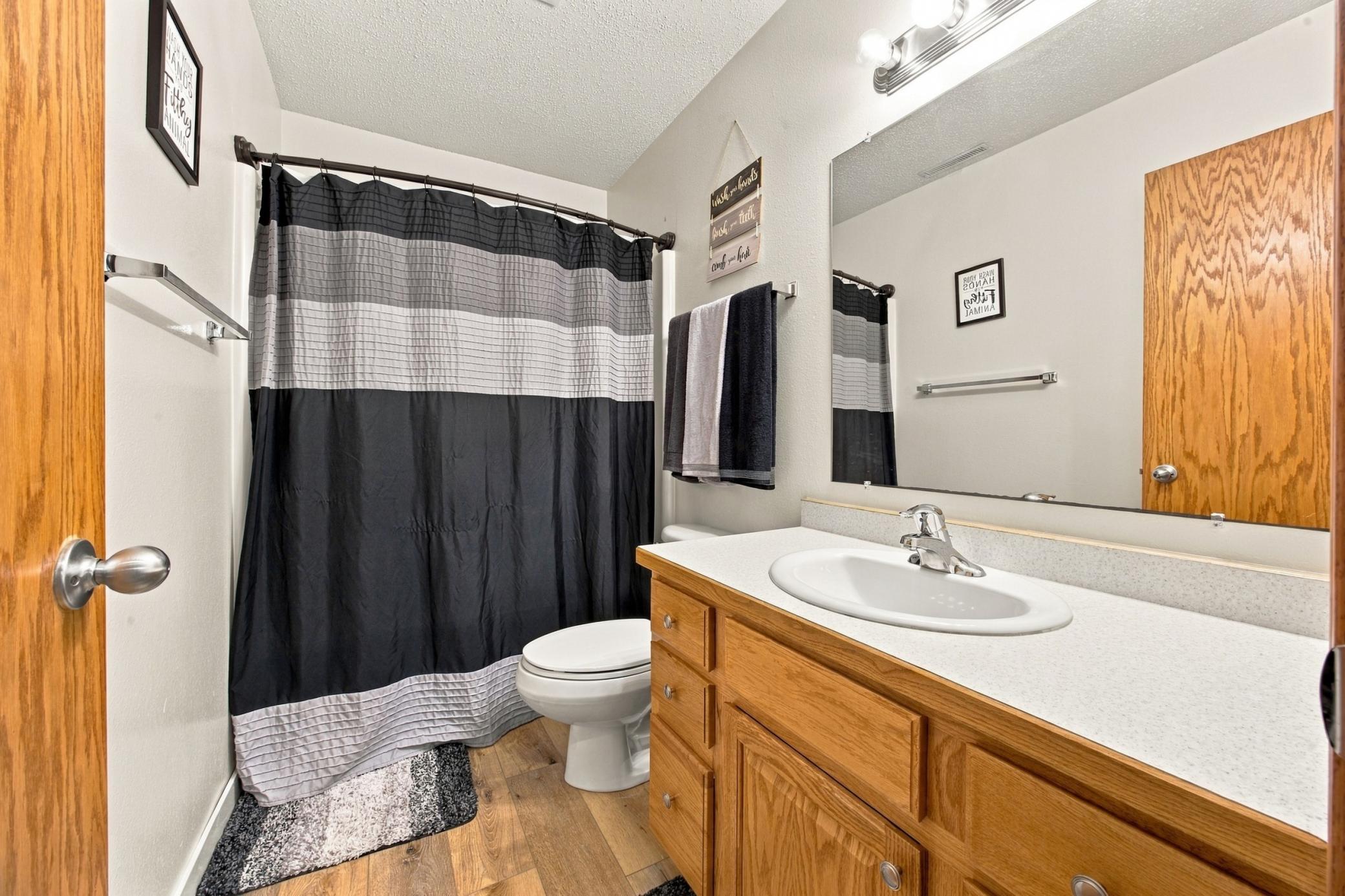 2004 twin home for sale at 1512 19th Avenue E in West Fargo, ND — 4 bed, 2 bath (photo 26 of 34)