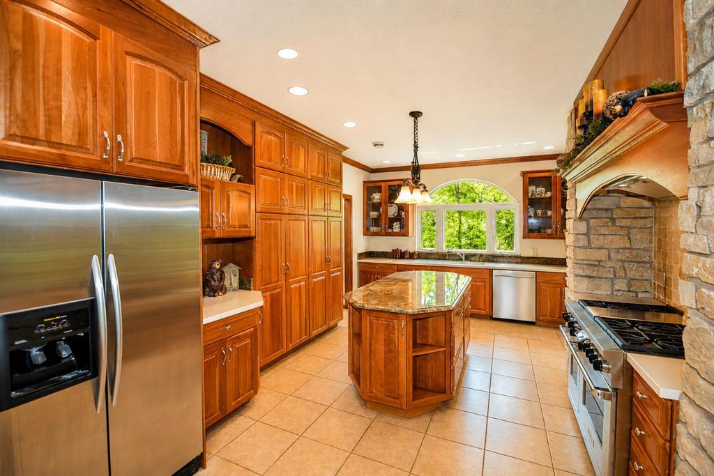 2007 single family home for sale at 27473 Vision Drive in Aitkin, MN — 4 bed, 4 bath (photo 8 of 47)