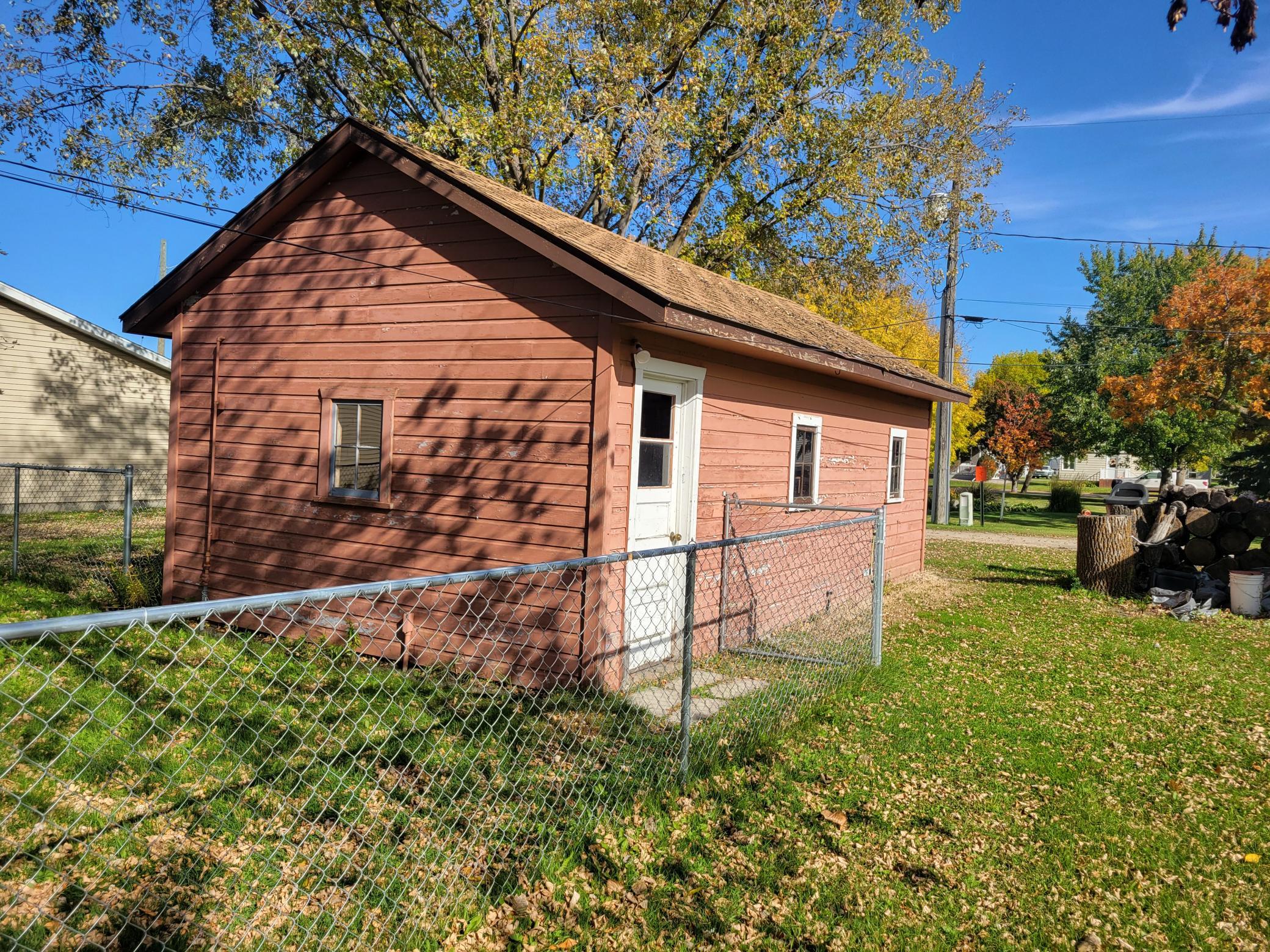 1920 single family home for sale at 614 S Douglas Avenue in Hallock, MN — 3 bed, 1 bath (photo 12 of 19)