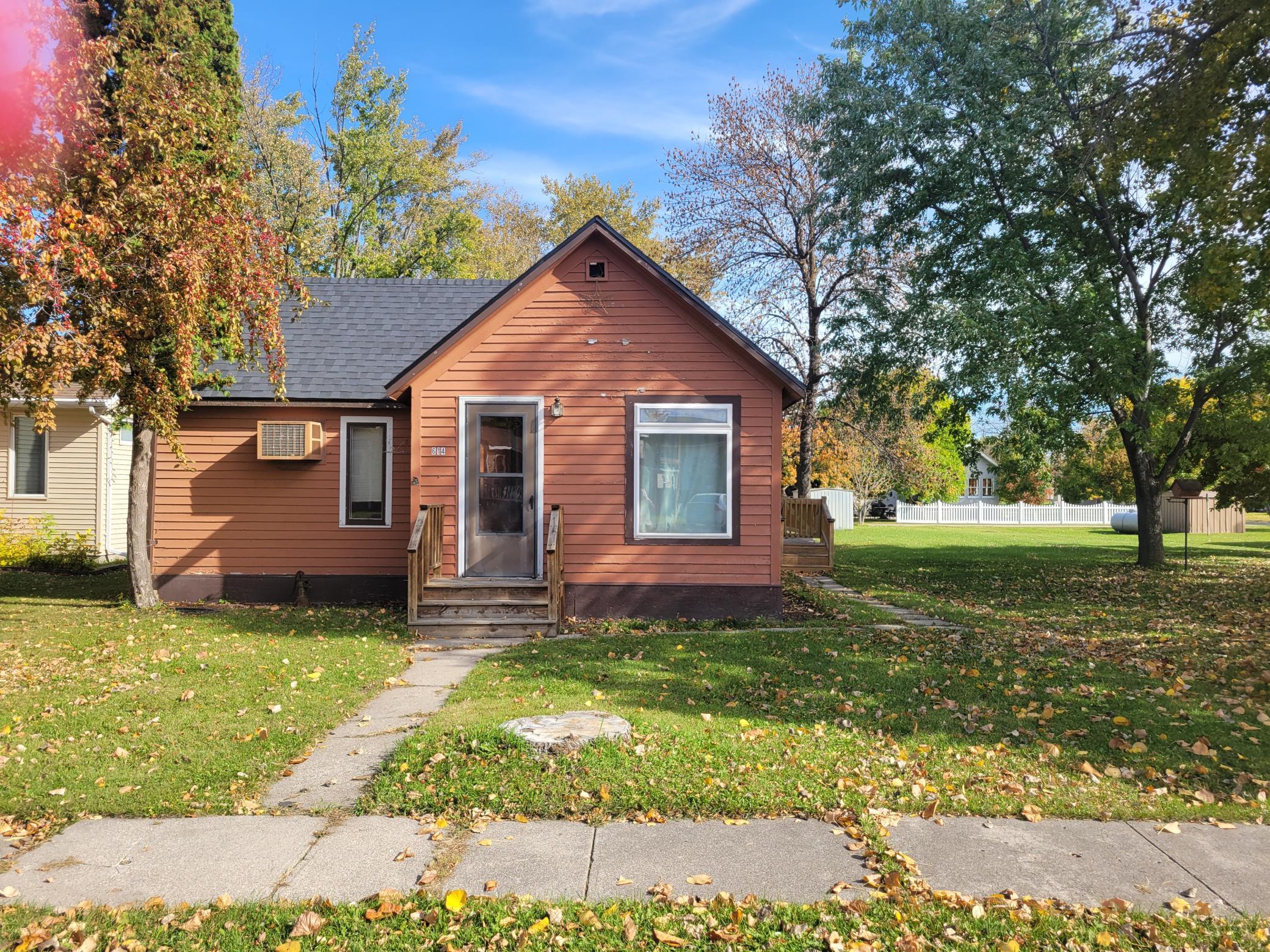 1920 single family home for sale at 614 S Douglas Avenue in Hallock, MN — 3 bed, 1 bath (photo 14 of 19)