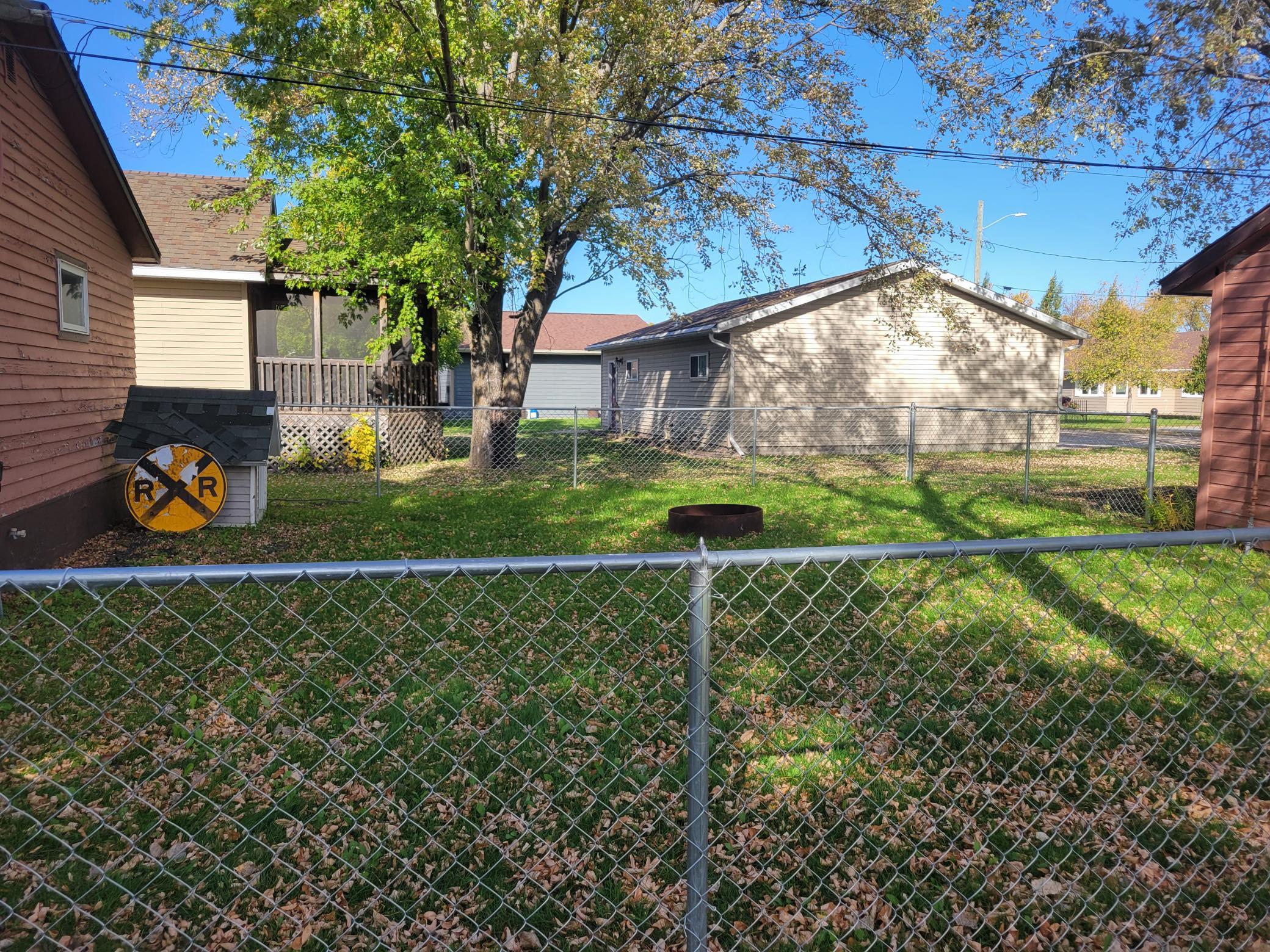 1920 single family home for sale at 614 S Douglas Avenue in Hallock, MN — 3 bed, 1 bath (photo 17 of 19)