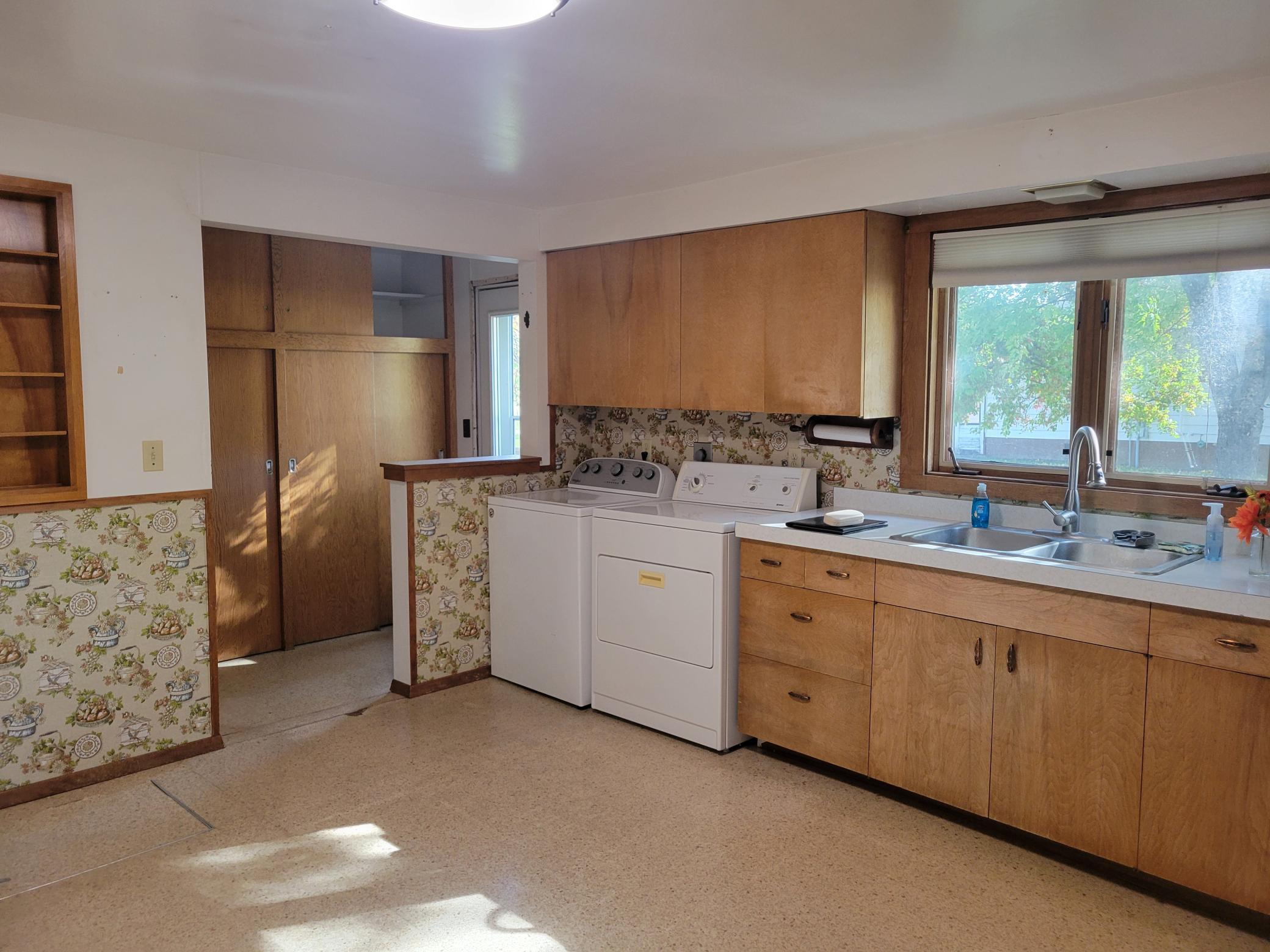1920 single family home for sale at 614 S Douglas Avenue in Hallock, MN — 3 bed, 1 bath (photo 3 of 19)