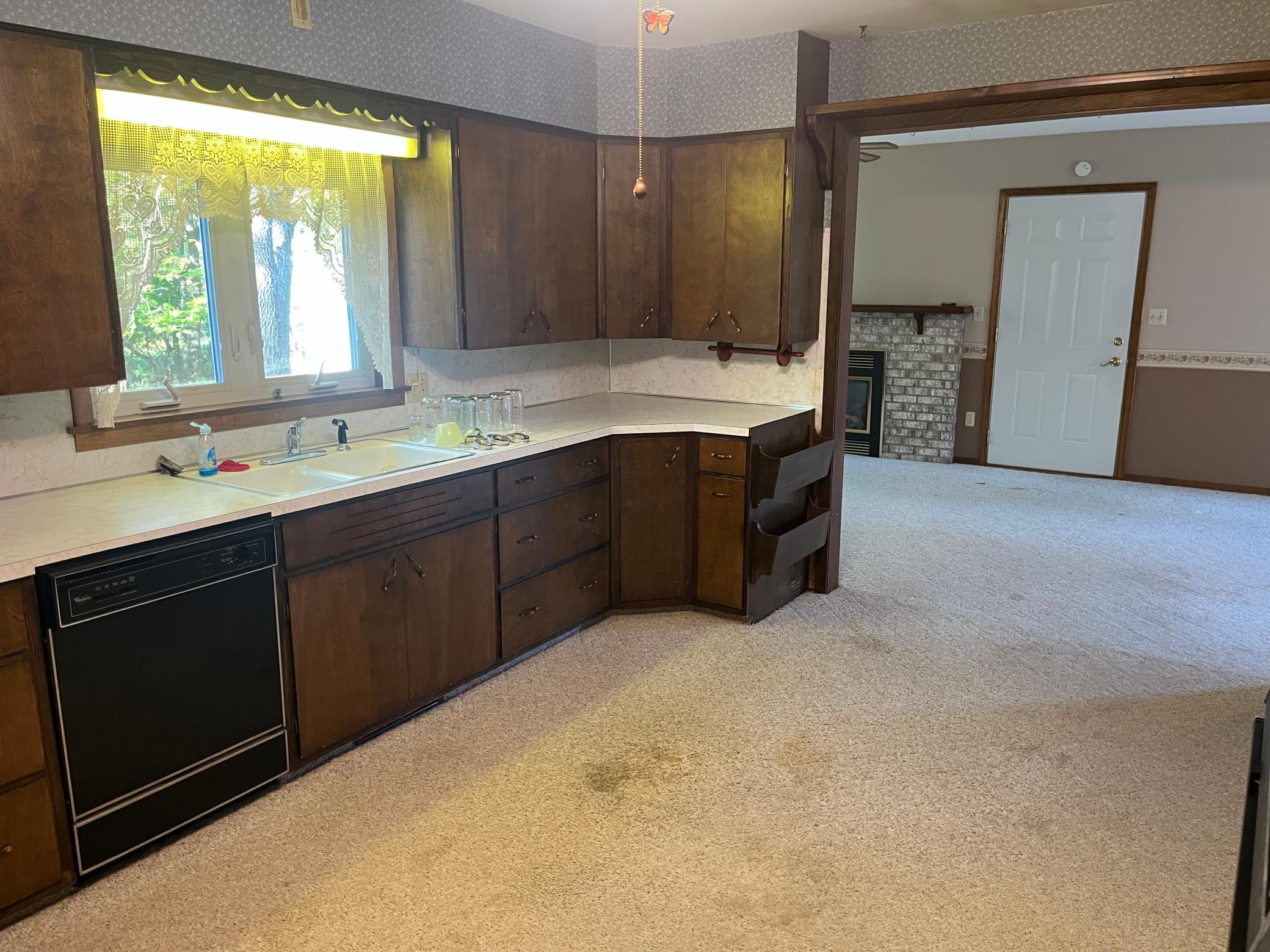 1900 single family home for sale at 125 5th Street S in Erskine, MN — 5 bed, 1 bath (photo 5 of 33)
