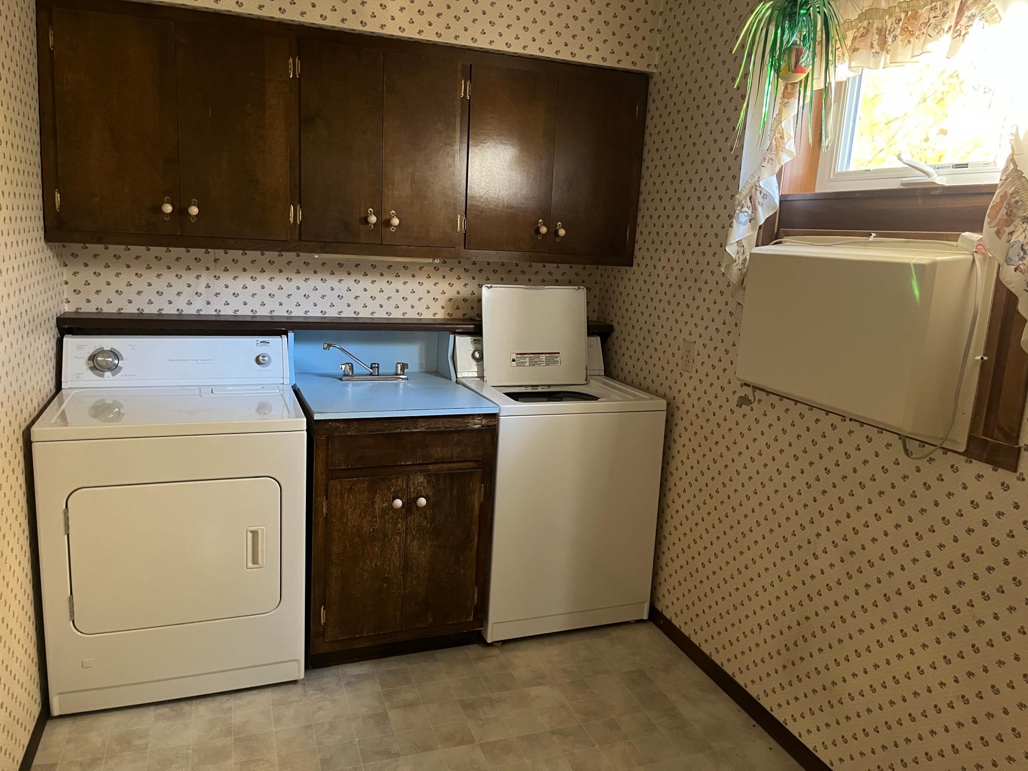 1900 single family home for sale at 125 5th Street S in Erskine, MN — 5 bed, 1 bath (photo 7 of 33)