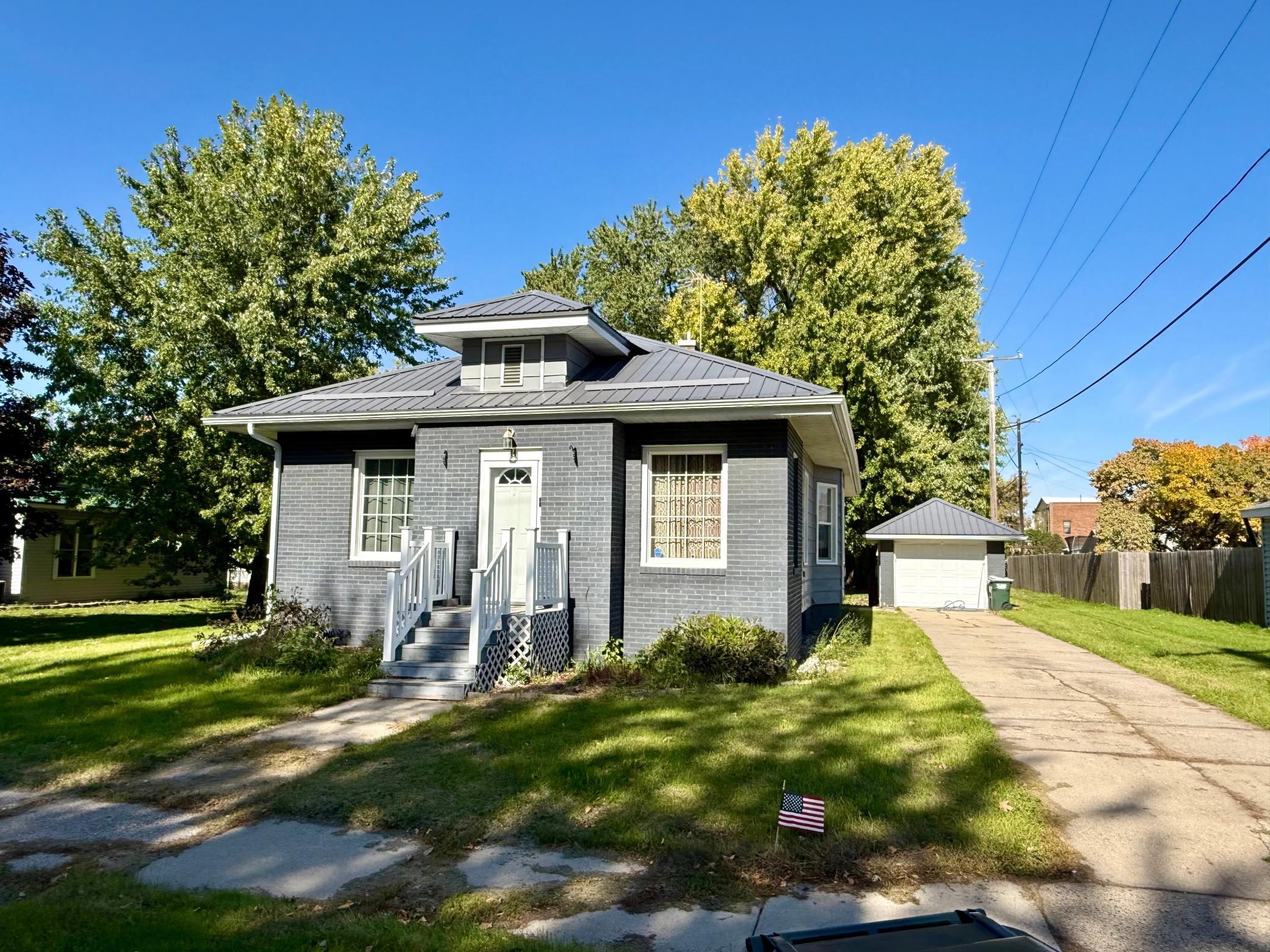 1900 single family home for sale at 14 W Oak Street in Osakis, MN — 2 bed, 1 bath (photo 2 of 23)