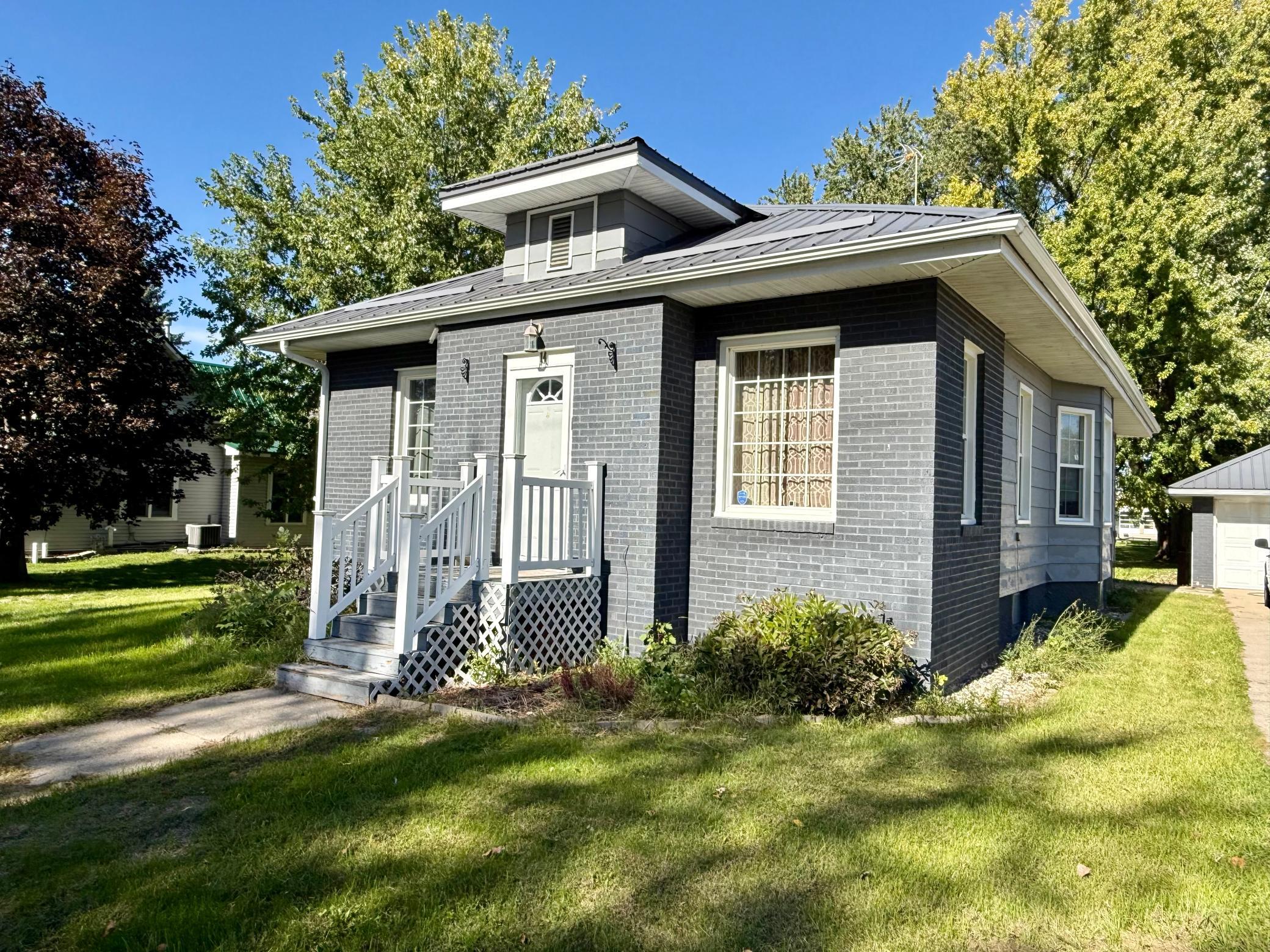 1900 single family home for sale at 14 W Oak Street in Osakis, MN — 2 bed, 1 bath (photo 3 of 23)