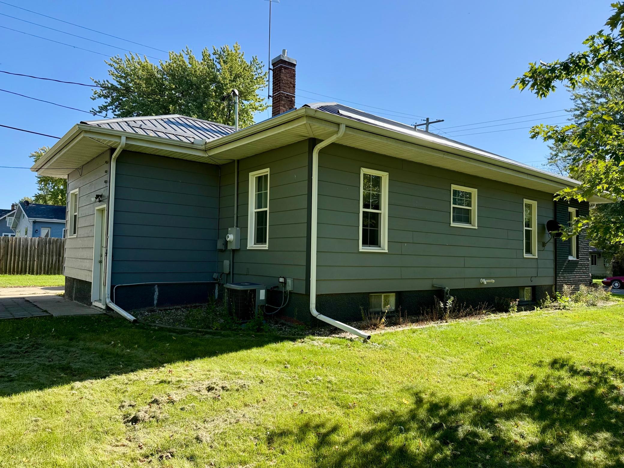 1900 single family home for sale at 14 W Oak Street in Osakis, MN — 2 bed, 1 bath (photo 6 of 23)