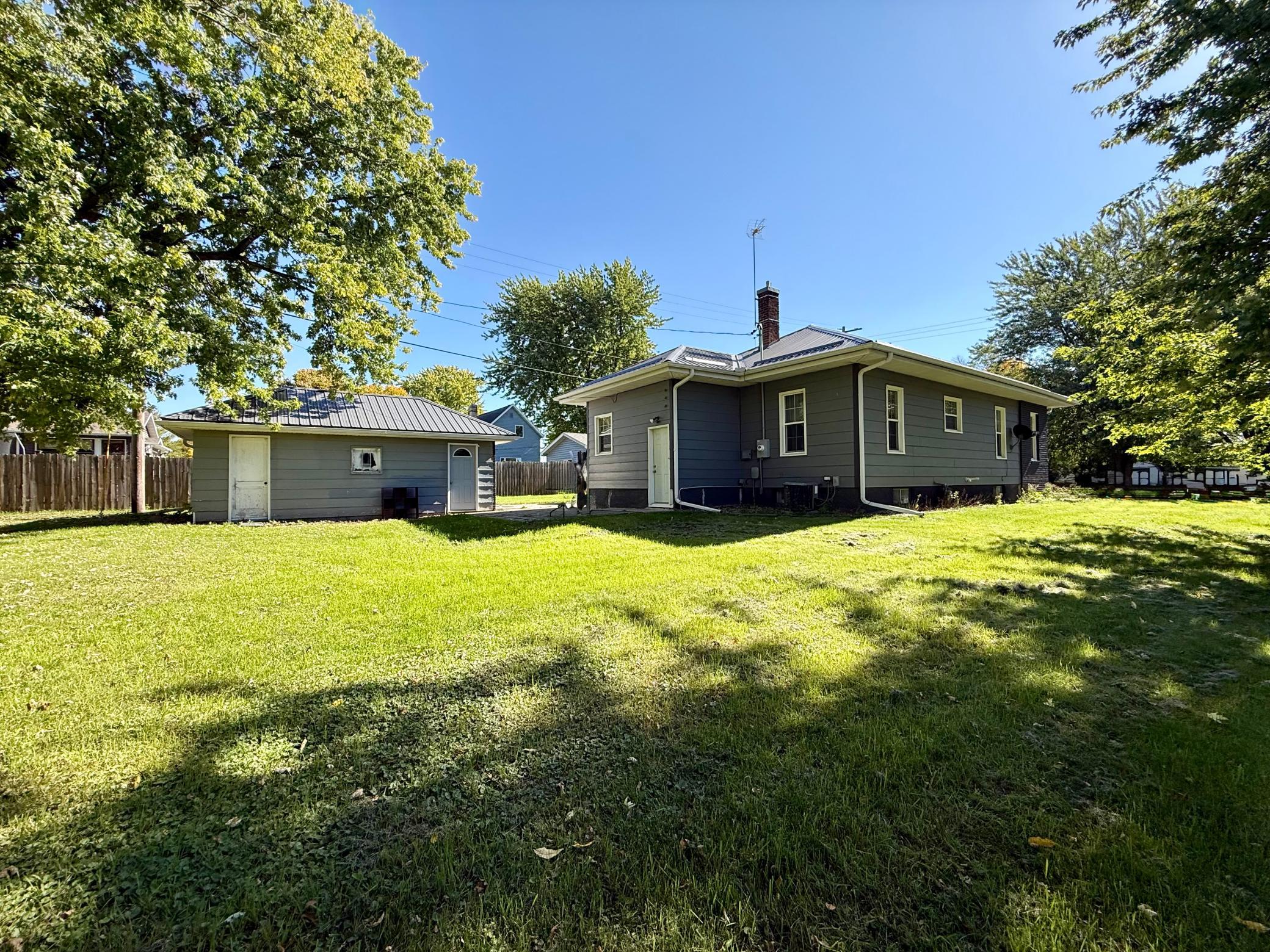 1900 single family home for sale at 14 W Oak Street in Osakis, MN — 2 bed, 1 bath (photo 7 of 23)