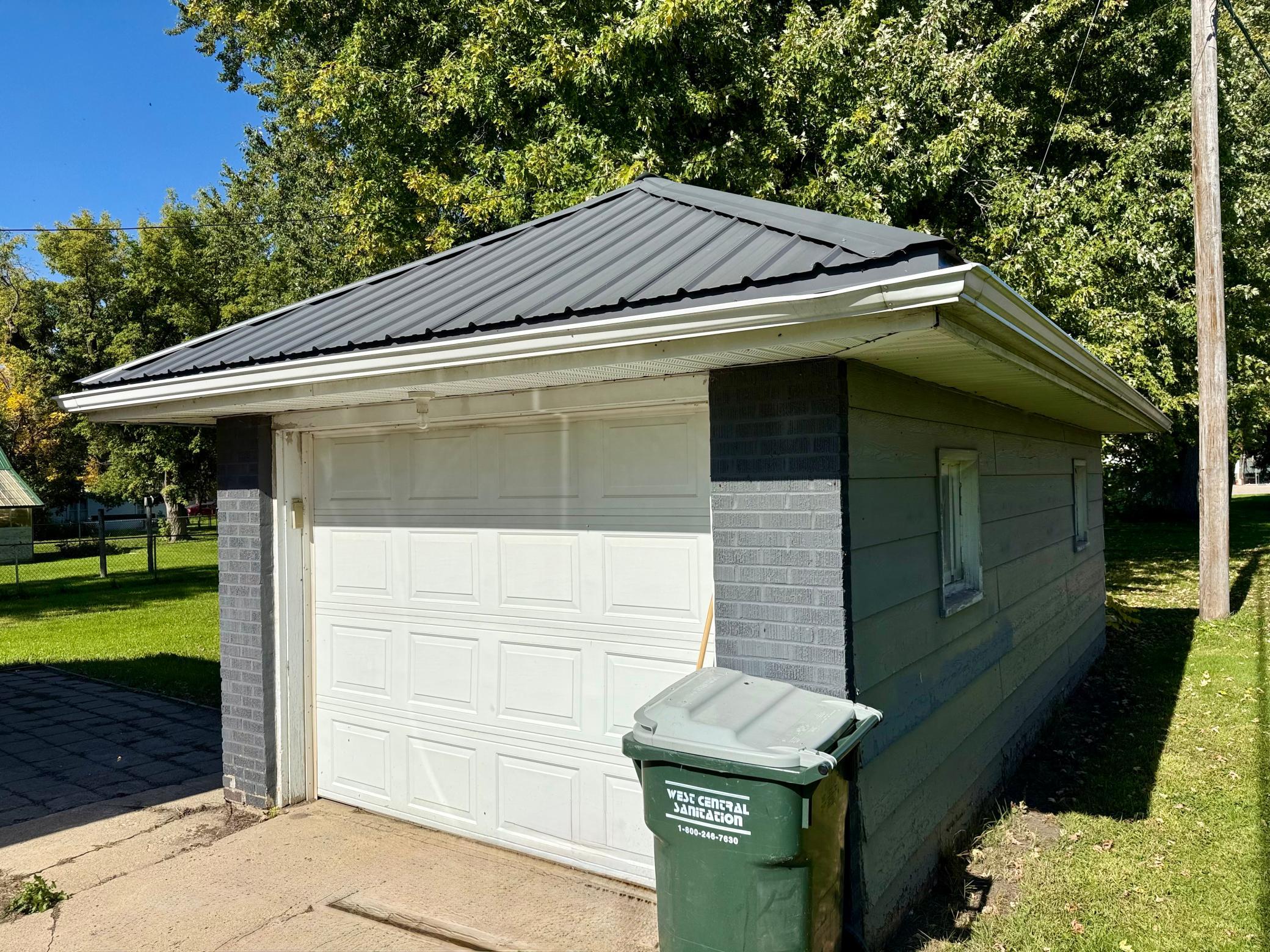 1900 single family home for sale at 14 W Oak Street in Osakis, MN — 2 bed, 1 bath (photo 9 of 23)