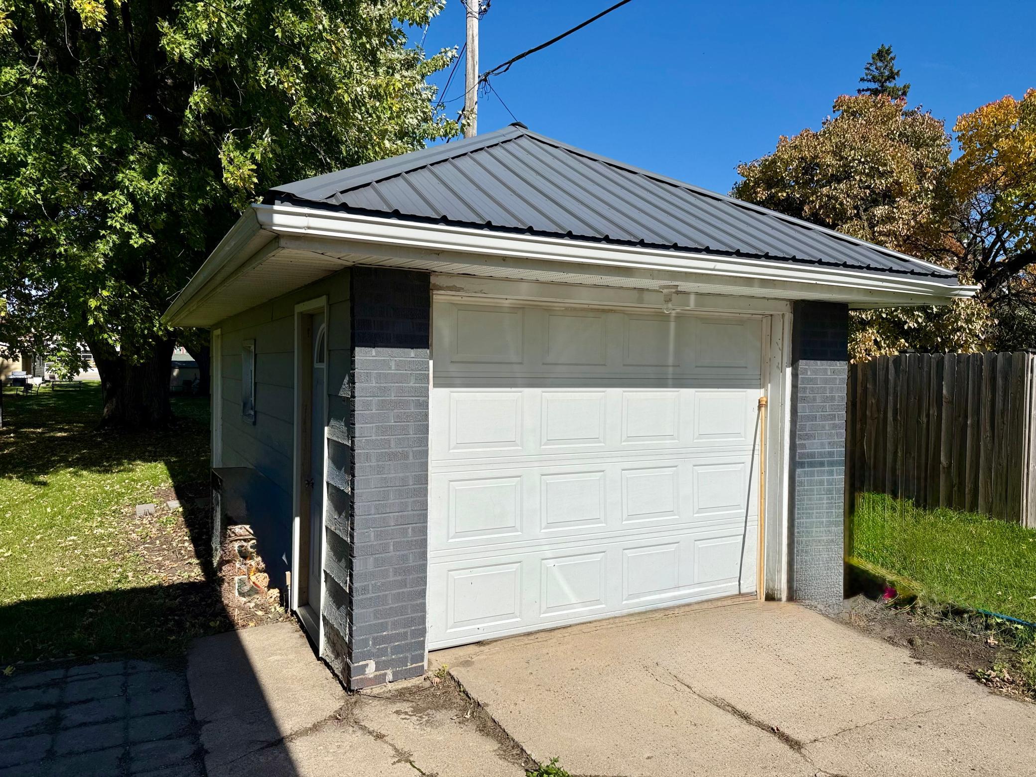 1900 single family home for sale at 14 W Oak Street in Osakis, MN — 2 bed, 1 bath (photo 10 of 23)