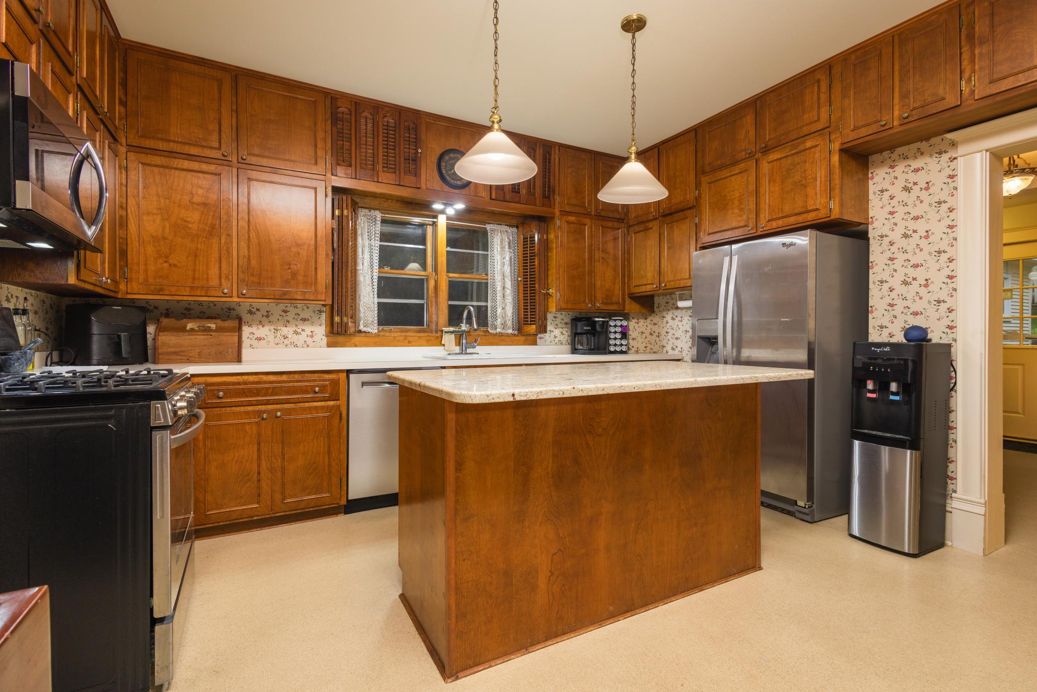 1902 single family home for sale at 504 E Lakeside Drive in Fergus Falls, MN — 4 bed, 4 bath (photo 14 of 79)