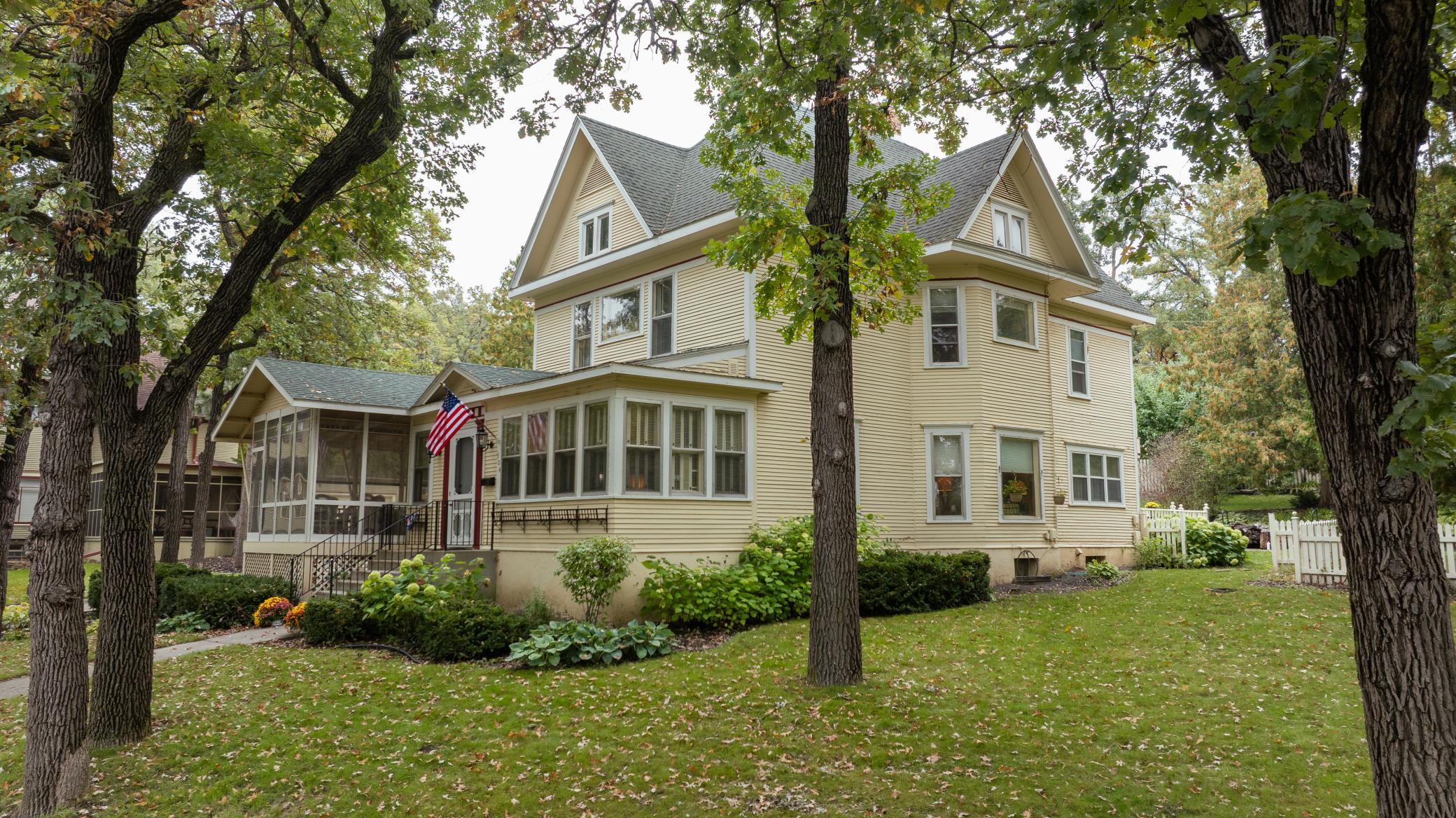 1902 single family home for sale at 504 E Lakeside Drive in Fergus Falls, MN — 4 bed, 4 bath (photo 53 of 79)