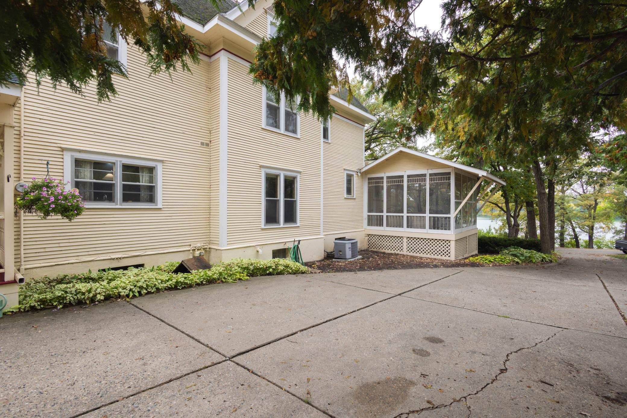 1902 single family home for sale at 504 E Lakeside Drive in Fergus Falls, MN — 4 bed, 4 bath (photo 77 of 79)