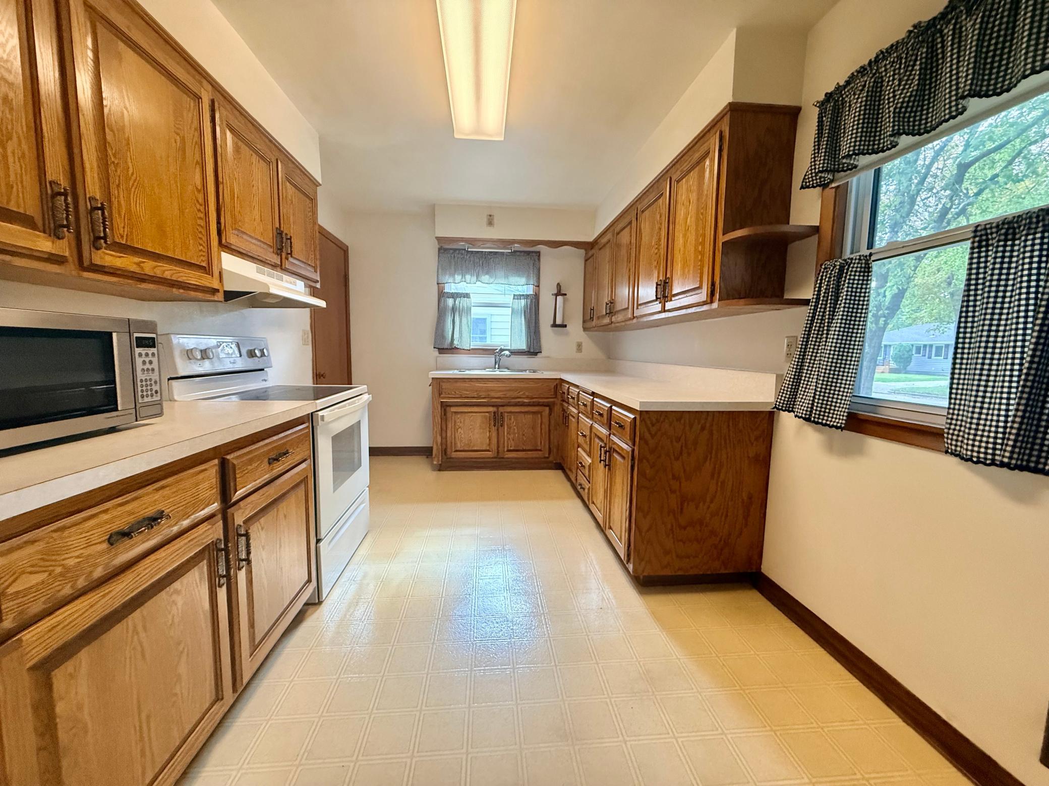 1954 single family home for sale at 1114 10 1/2 Street N in Moorhead, MN — 3 bed, 1 bath (photo 3 of 10)