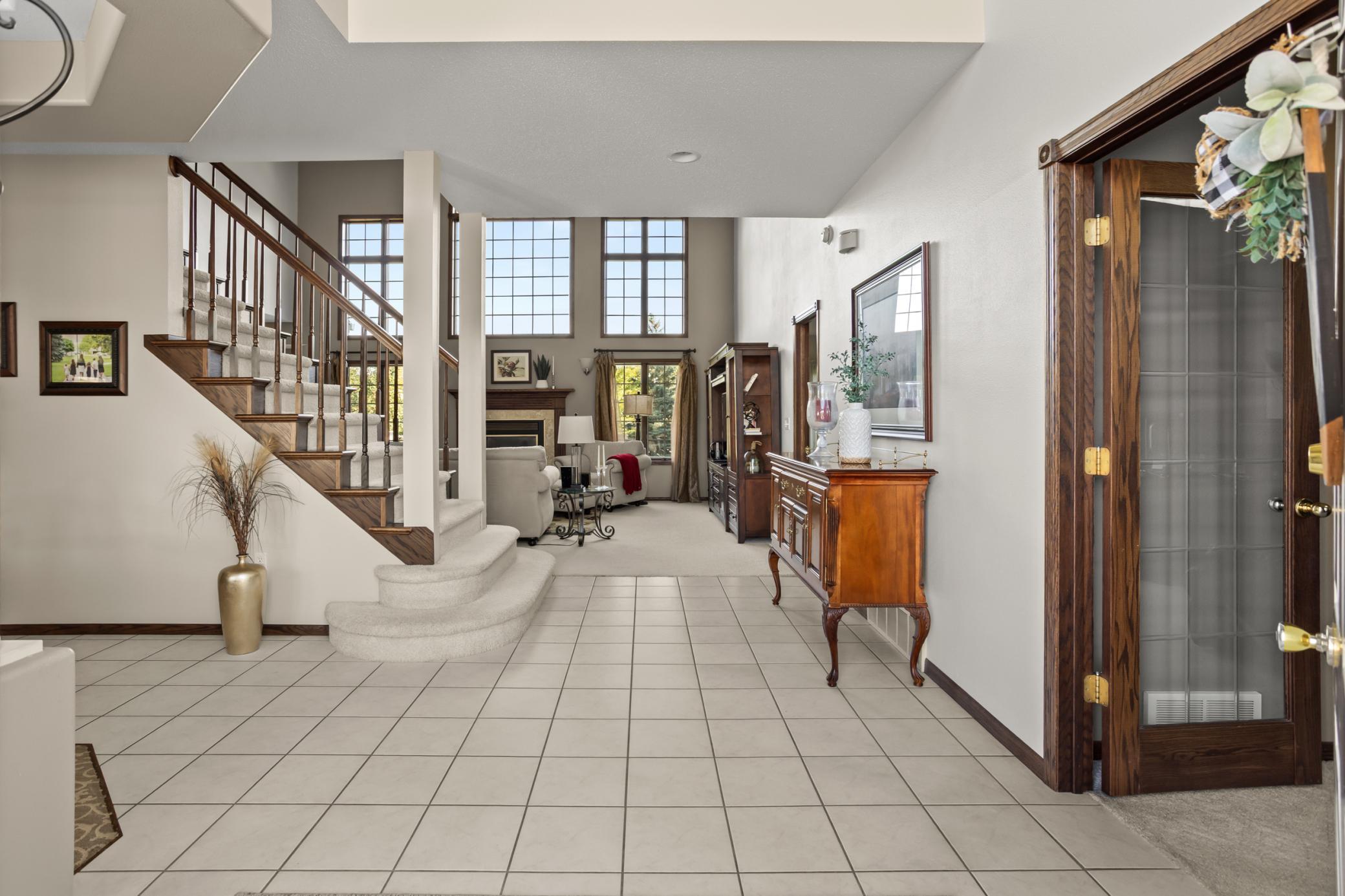 1994 single family home for sale at 5010 Meadow Creek Drive S in Fargo, ND — 5 bed, 4 bath (photo 2 of 75)