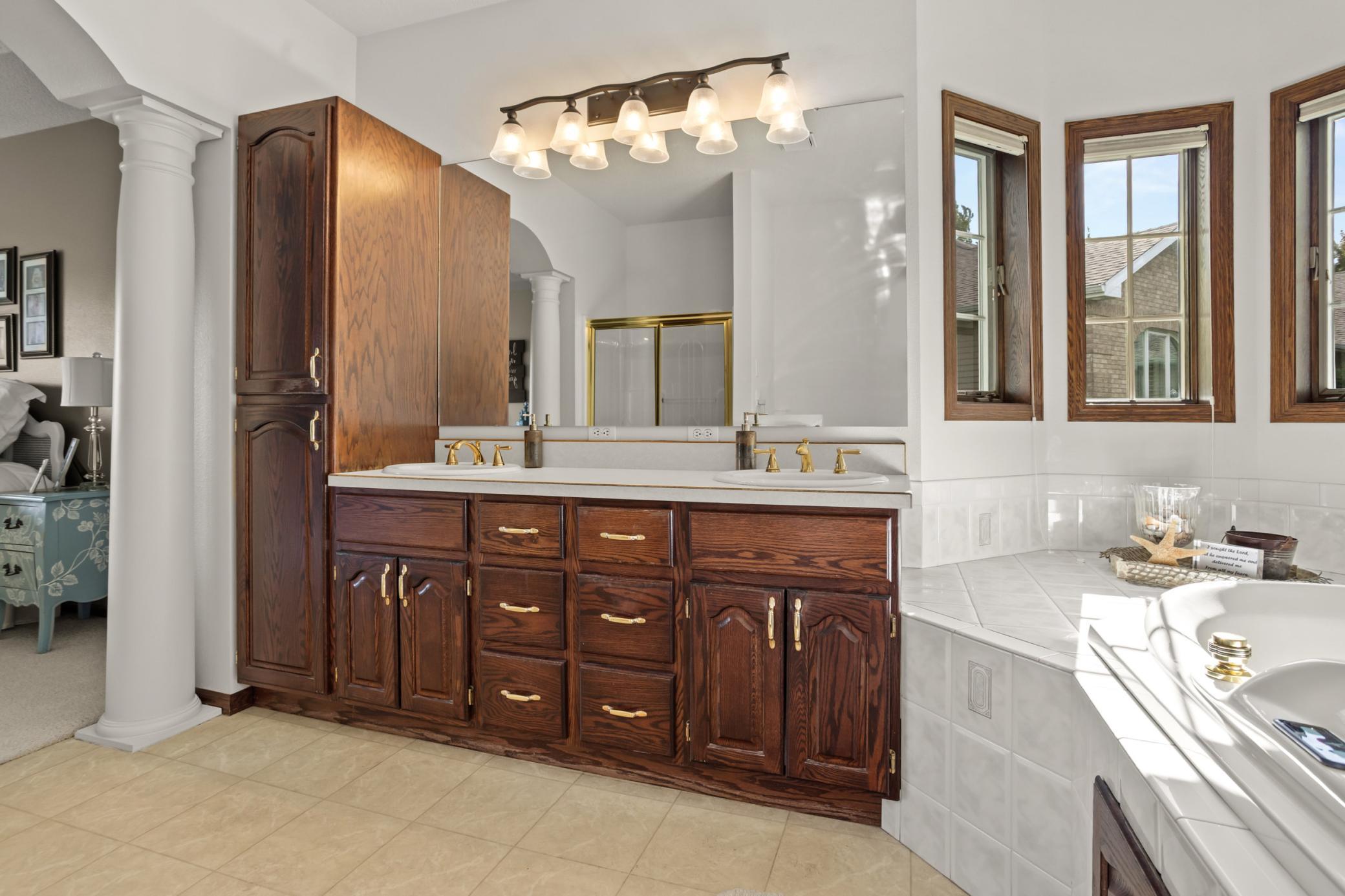 1994 single family home for sale at 5010 Meadow Creek Drive S in Fargo, ND — 5 bed, 4 bath (photo 25 of 75)
